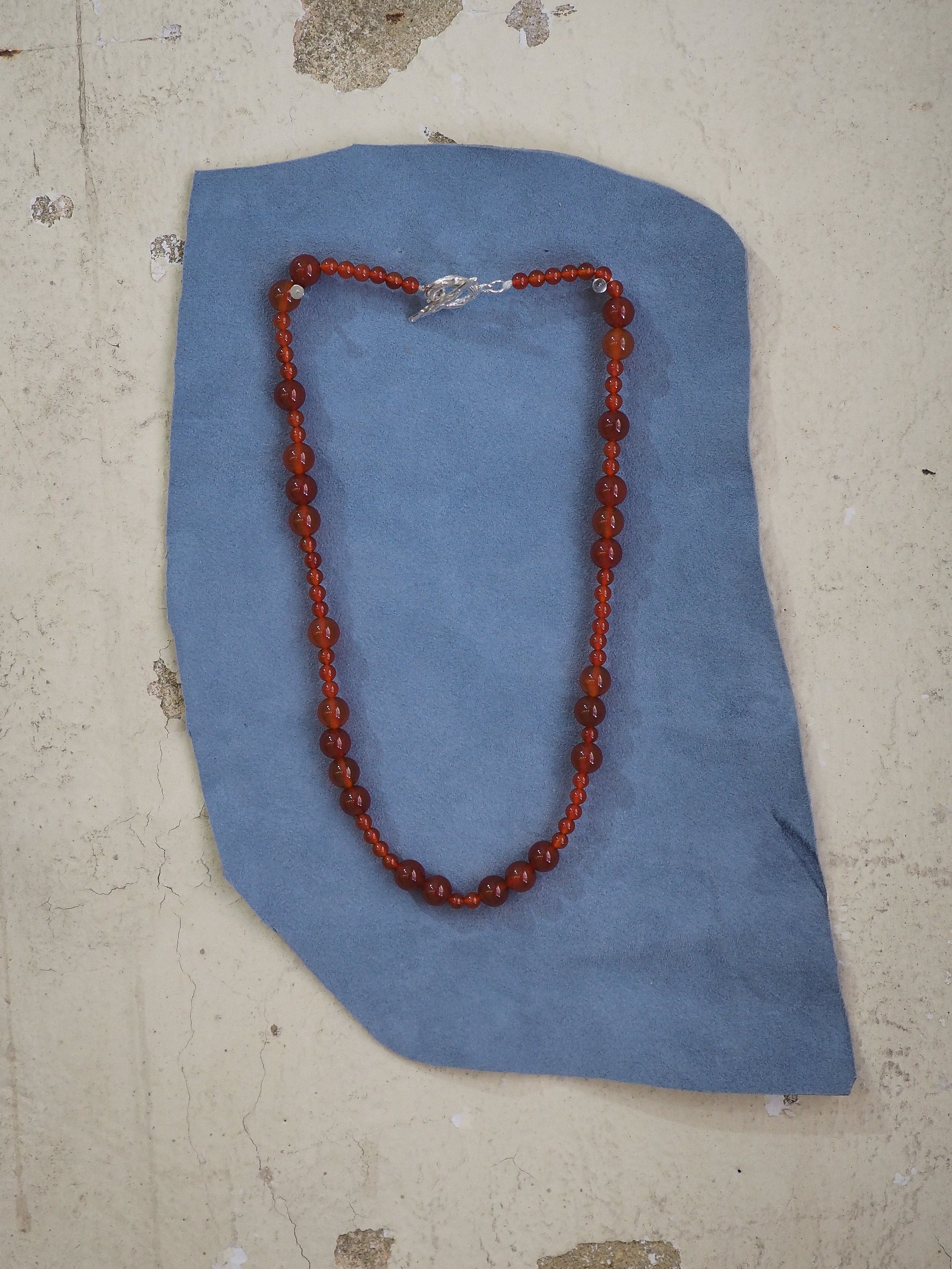 Collar veraniego con piedras naturales, hecho a mano en Valencia
