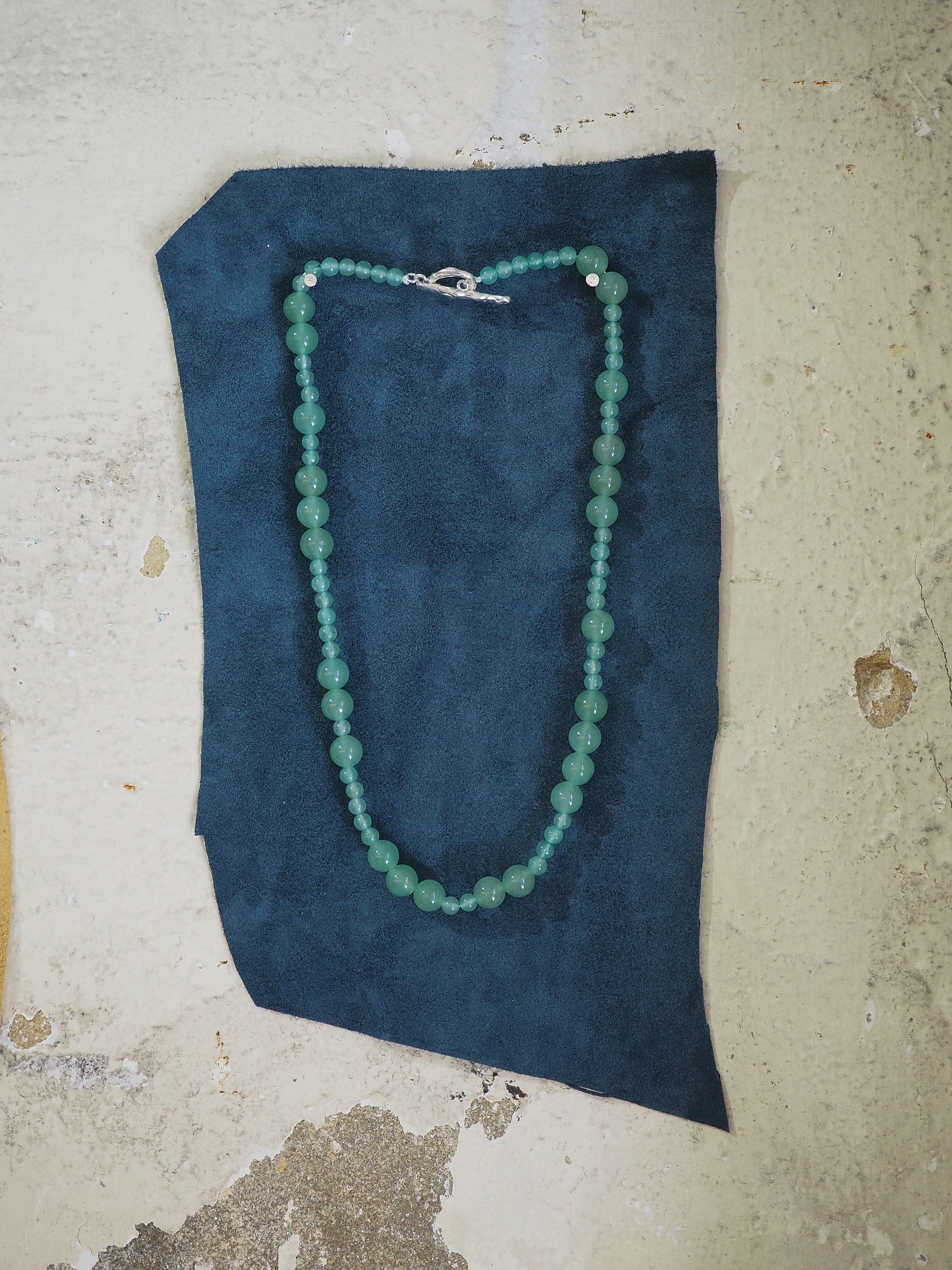 Collar veraniego con piedras naturales, hecho a mano en Valencia