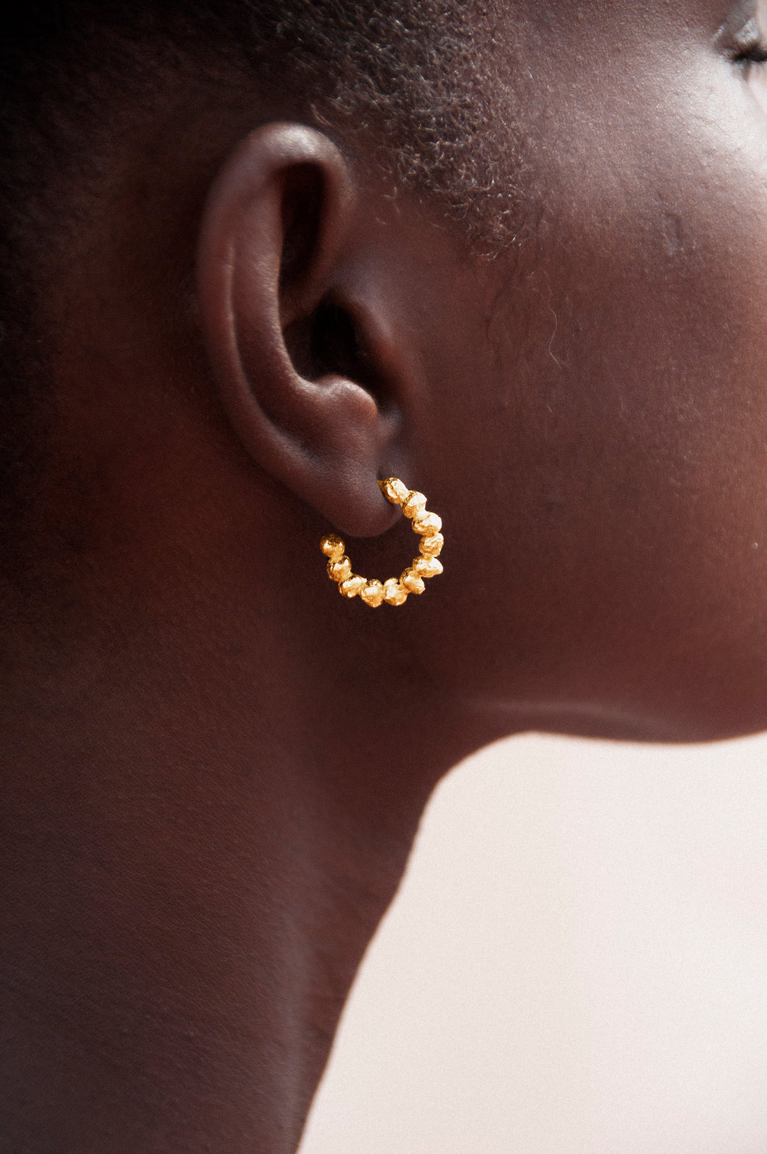 Aros dorados: una joya atemporal para el día a día