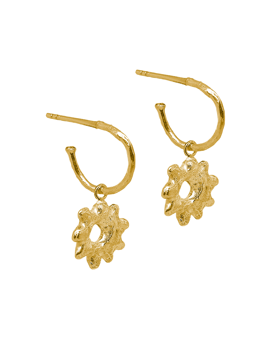 Pendientes dorados: cómo elegir el diseño perfecto según tu estilo
