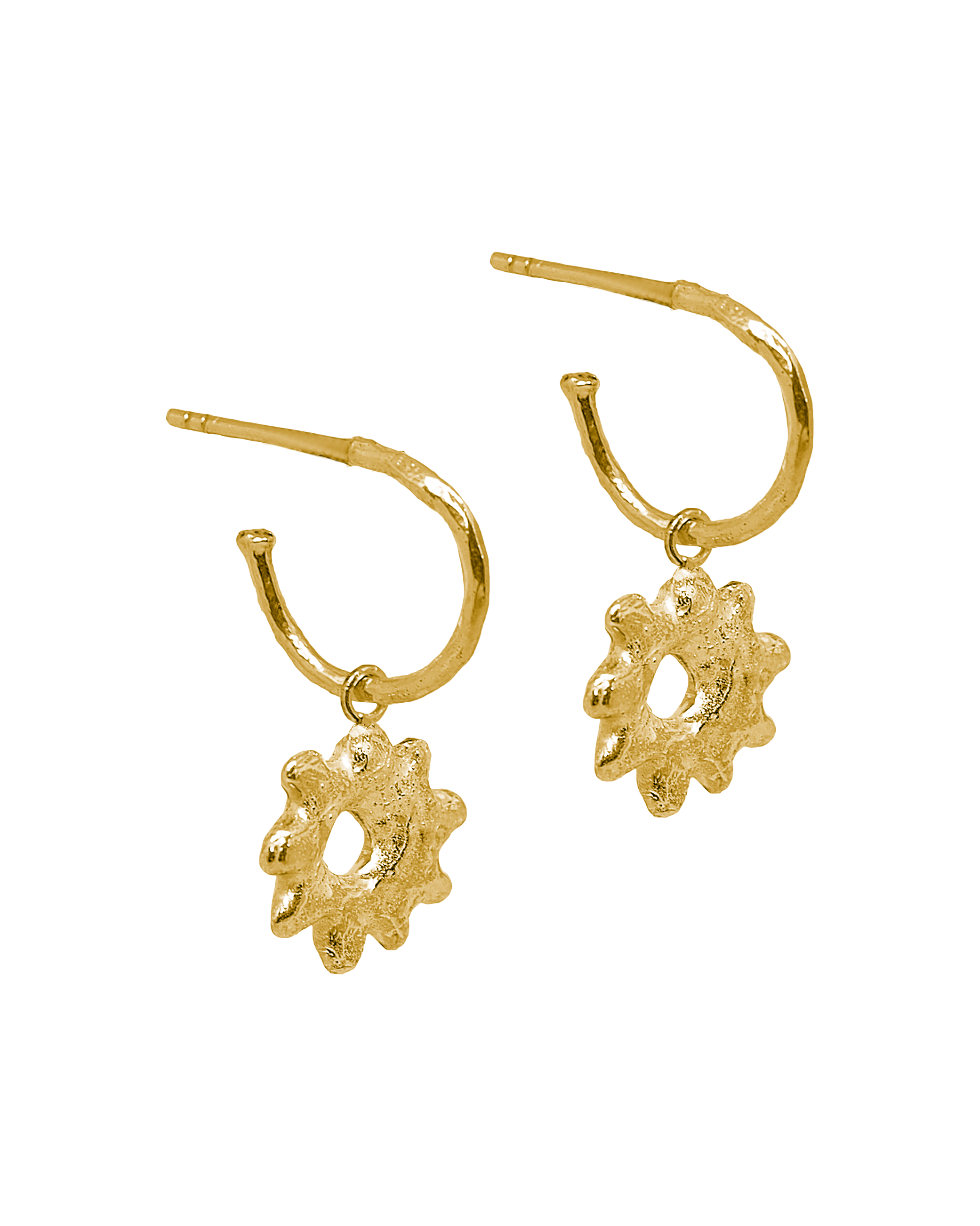 Pendientes dorados: cómo elegir el diseño perfecto según tu estilo