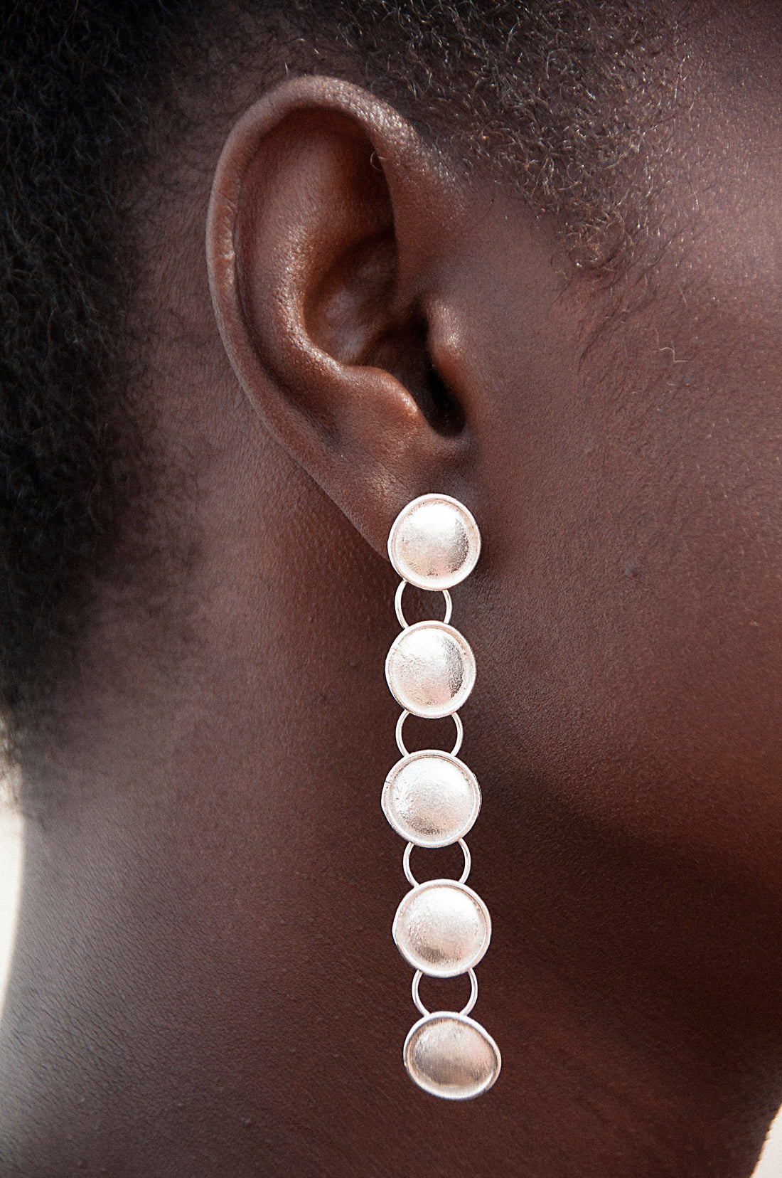 Pendientes largos: cuándo elegirlos y cómo llevarlos