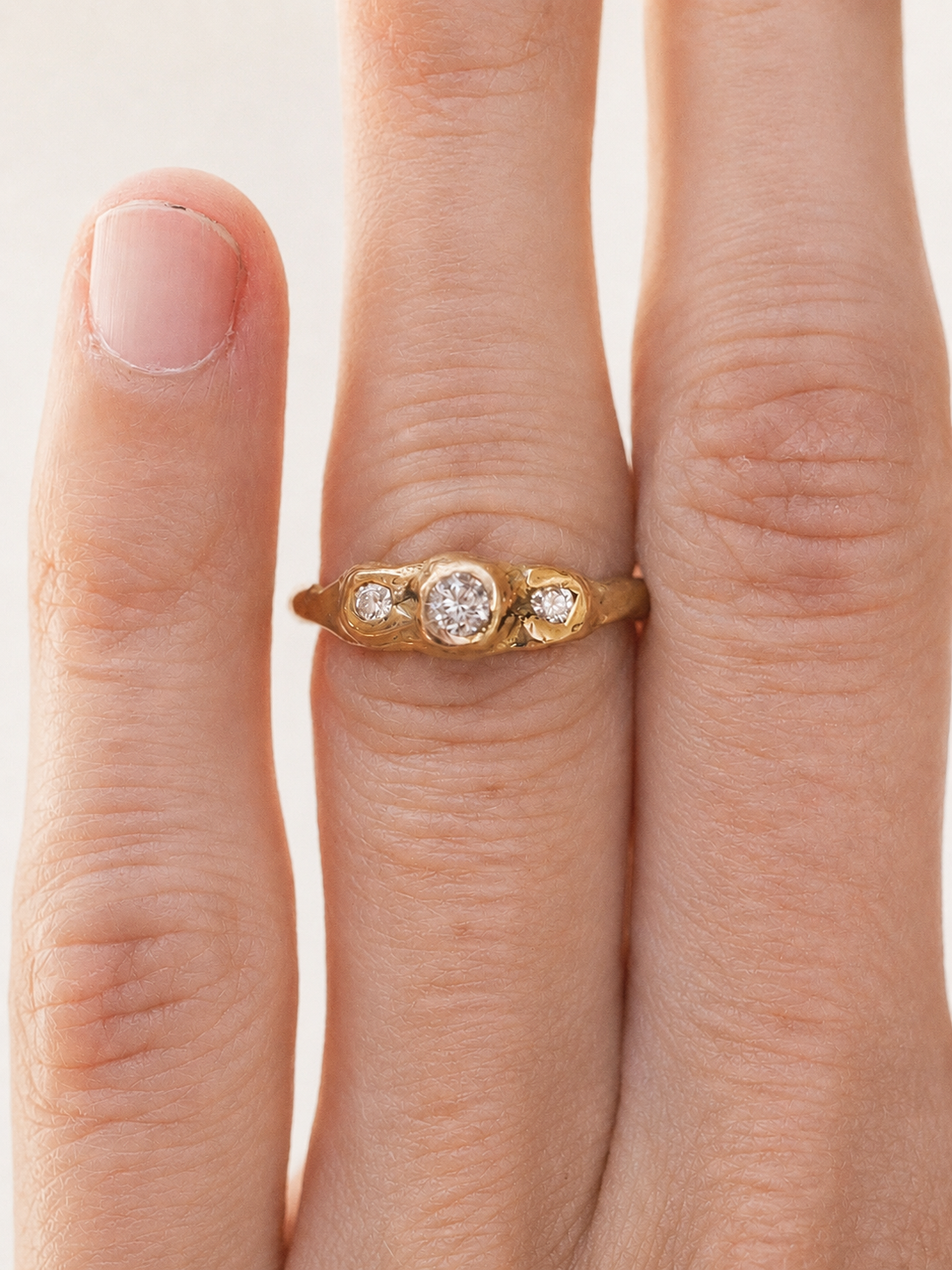 Anillo único realizado en oro amarillo de 18K, trabajado artesanalmente en nuestro taller de Valencia.