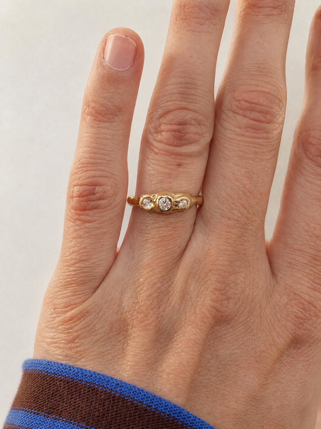 Anillo único realizado en oro amarillo de 18K, trabajado artesanalmente en nuestro taller de Valencia.