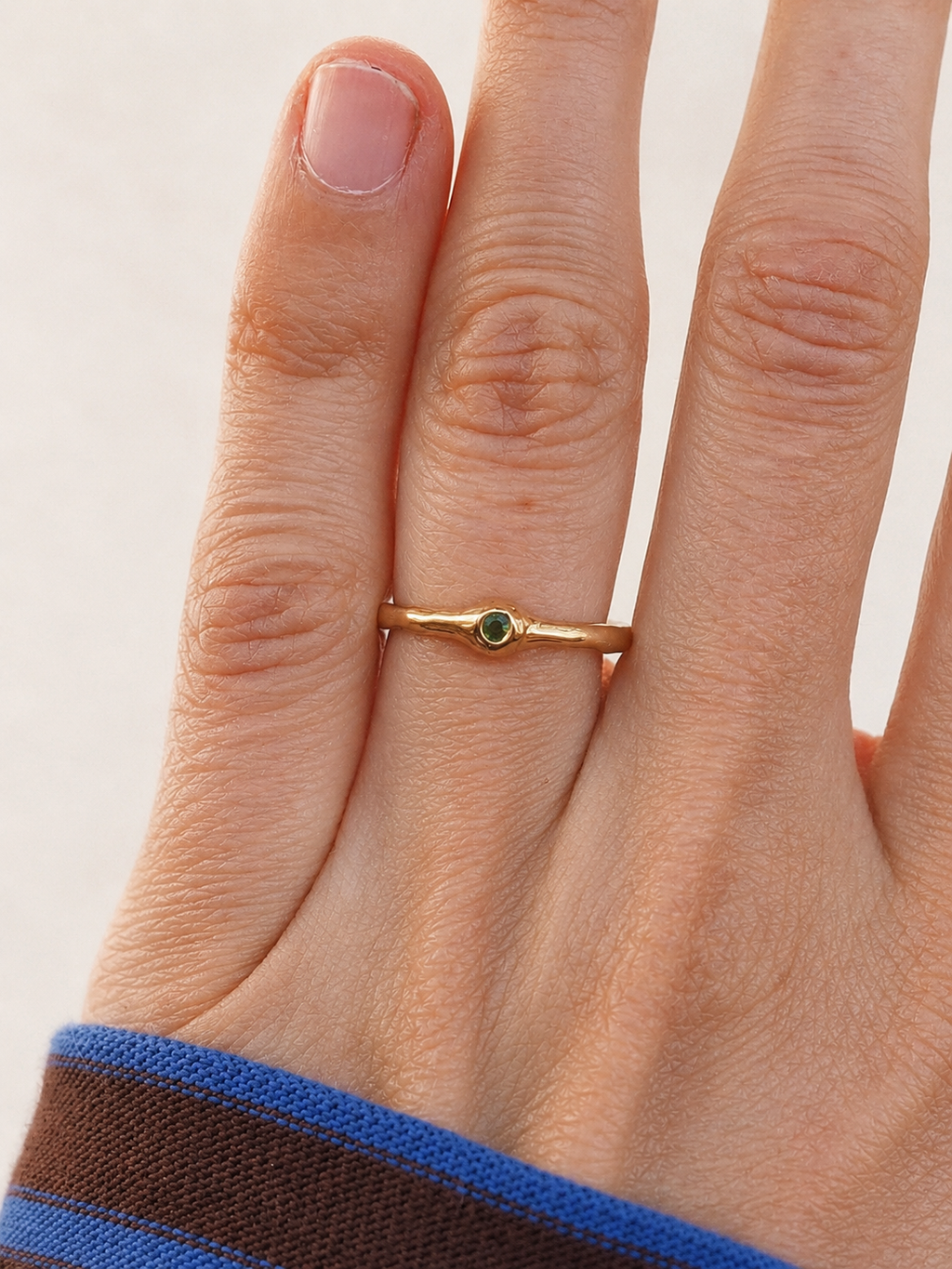 Anillo único en oro amarillo de 18K con granate tsavorita de 2 mm. Pieza artesanal hecha a mano en Valencia.