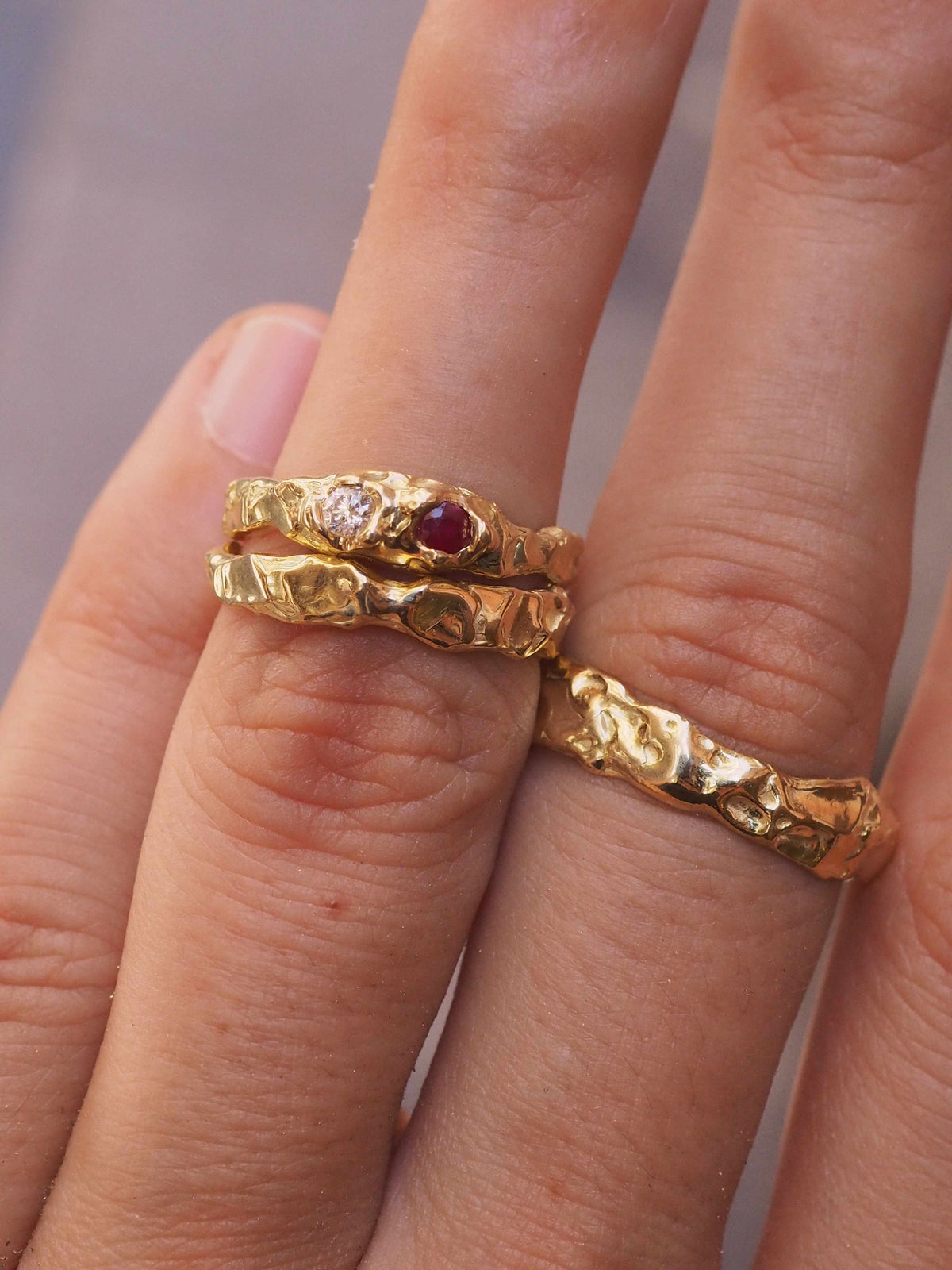Alianzas hechas a mano en oro de 18K en nuestro taller de Valencia