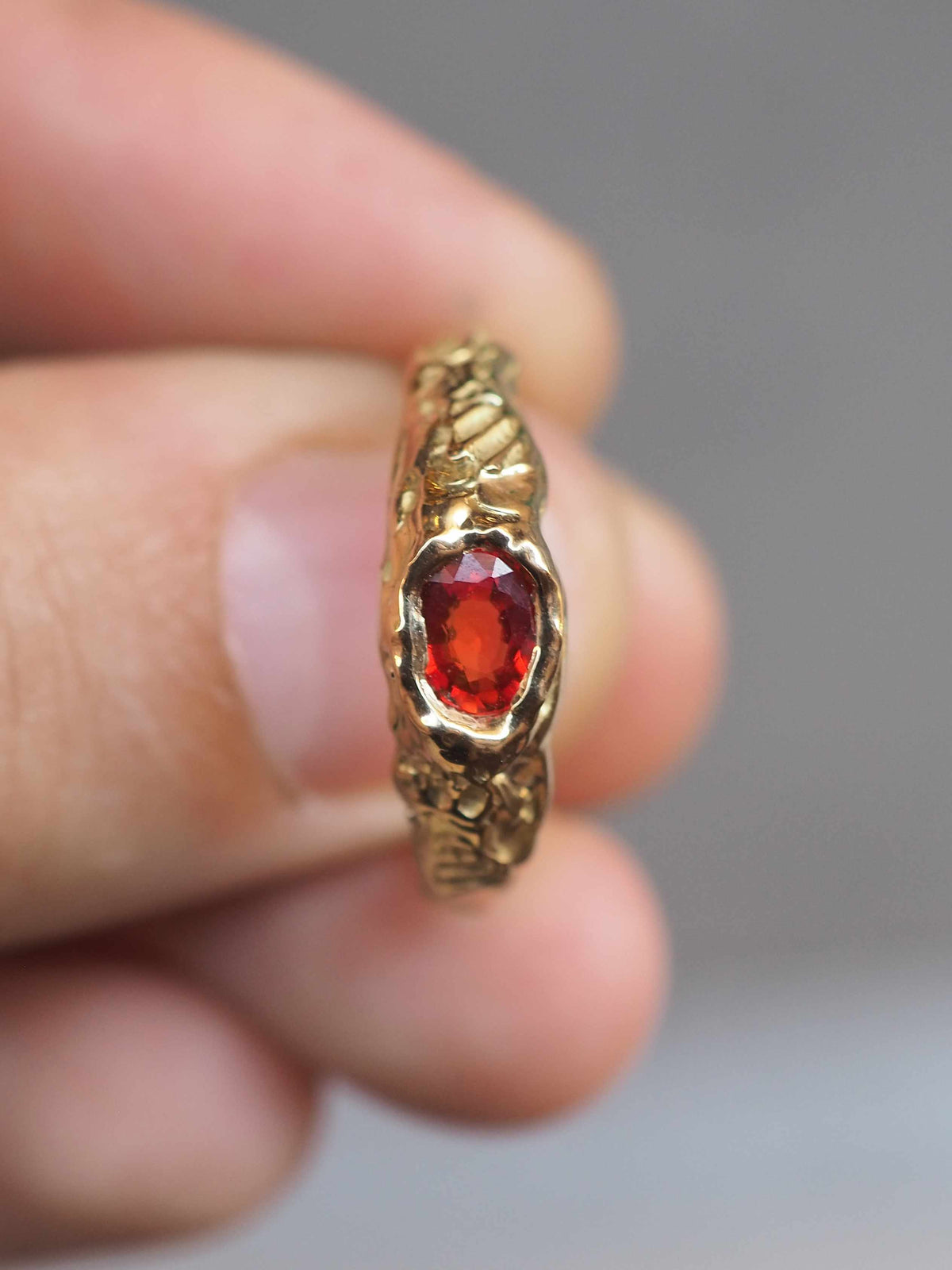 Anillo de compromiso de oro hecho a mano en nuestro taller de Valencia