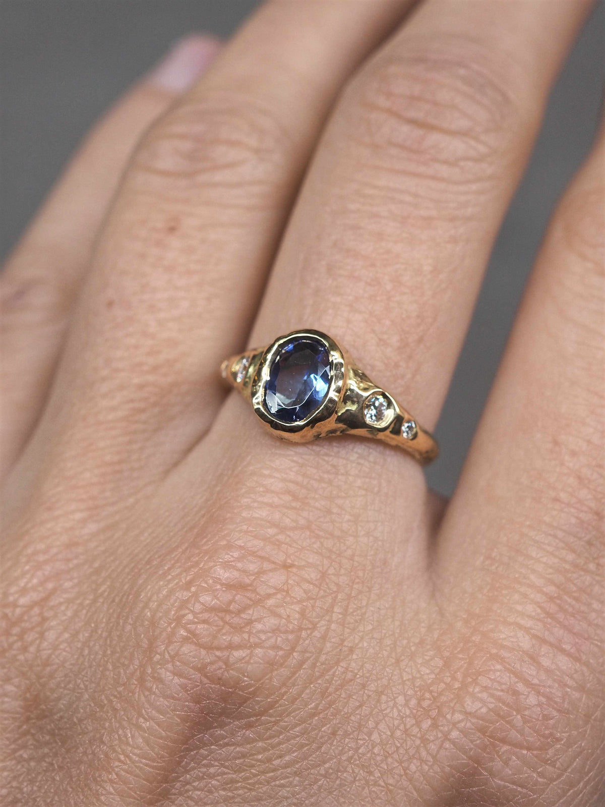 Anillo de compromiso hecho a mano en nuestro taller de Valencia
