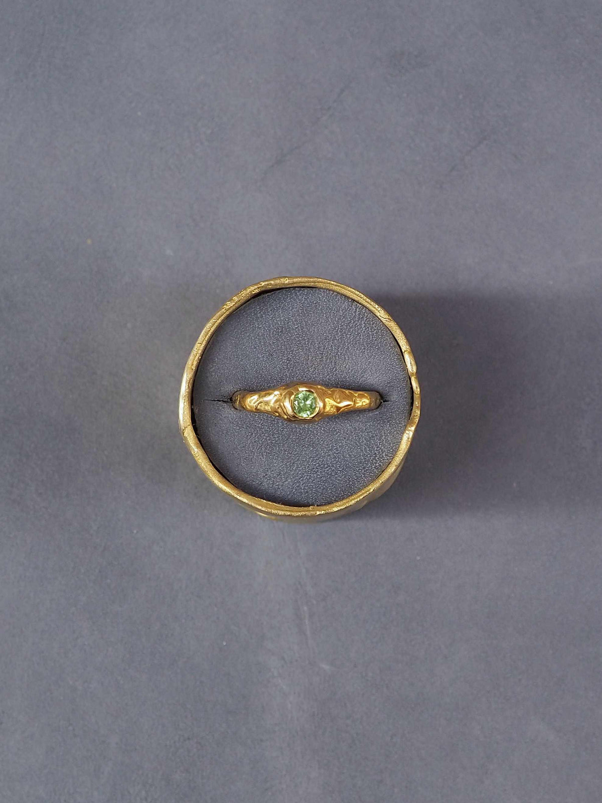 Anillo de compromiso de oro hecho a mano en Valencia