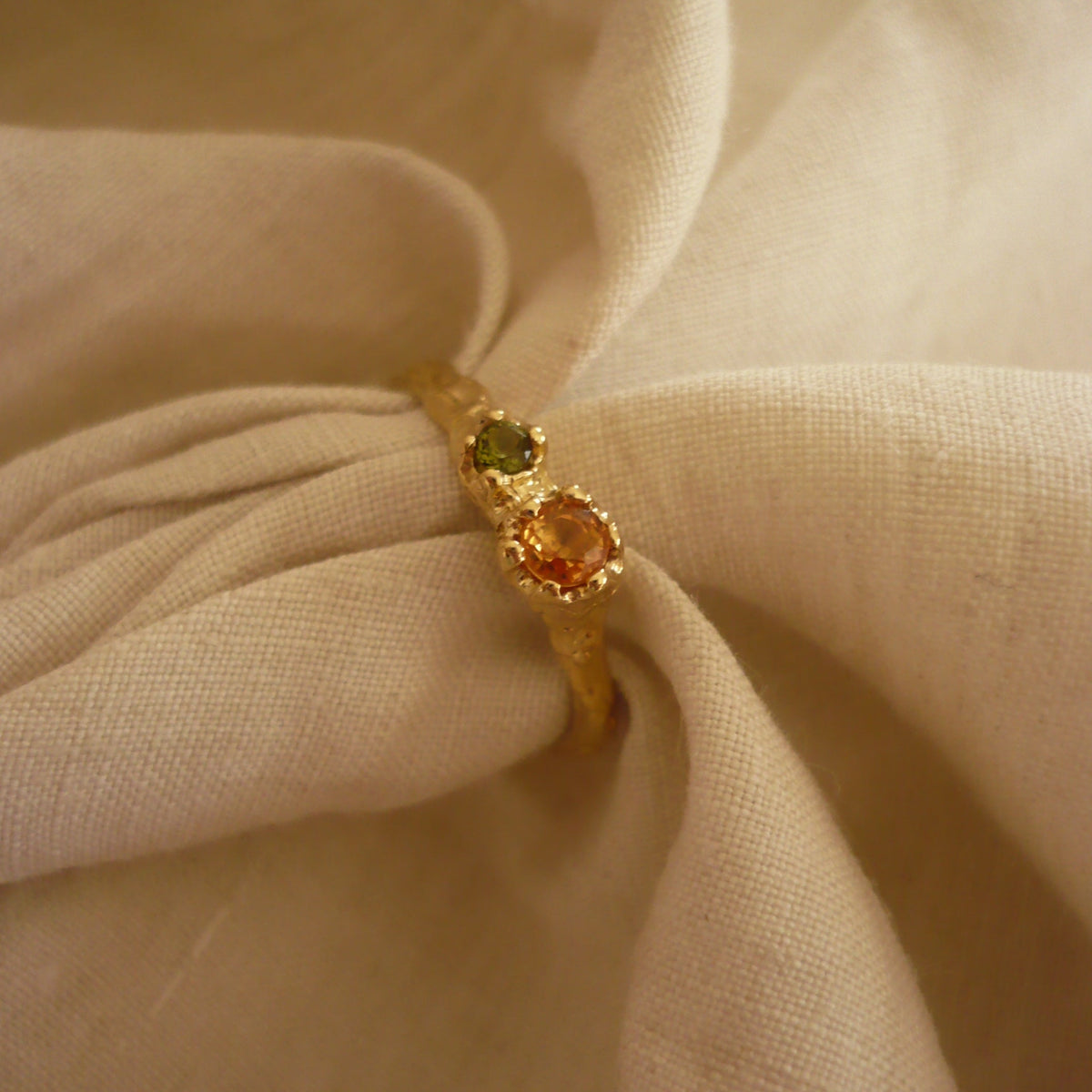 Anillo de compromiso de oro con piedras, hecho a mano en Valencia