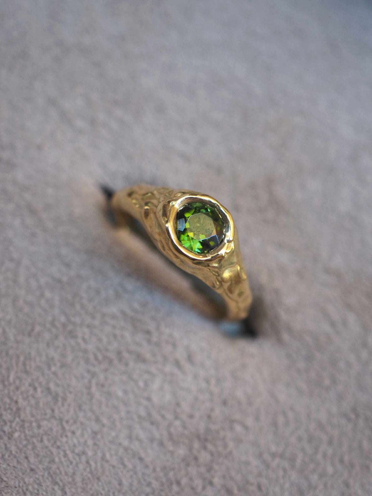 Anillo de pedida hecho a mano en nuestro taller de Valencia