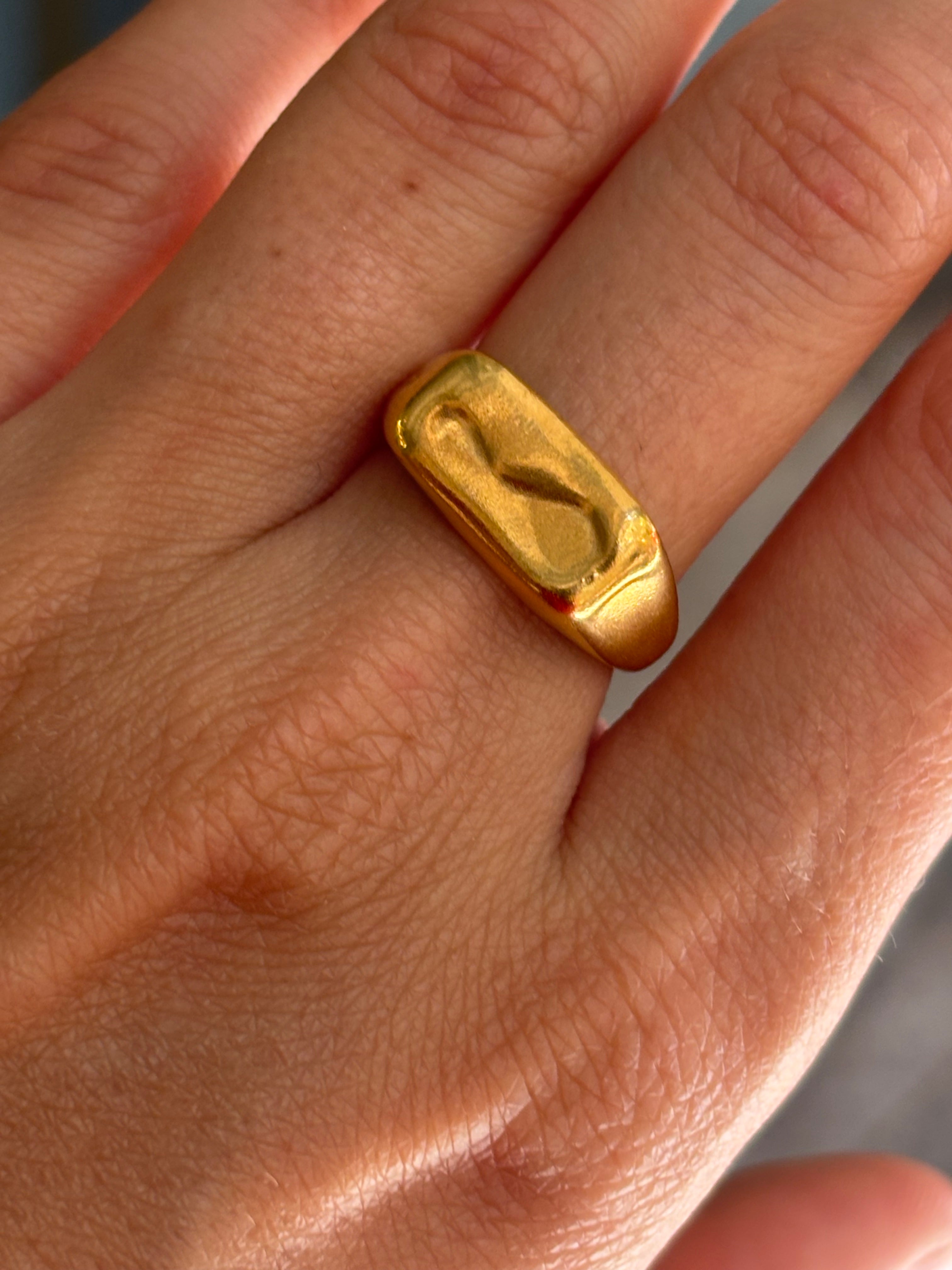 Anillo sello de plata de ley Melted Signet II chapado en oro, hecho a mano en Valencia