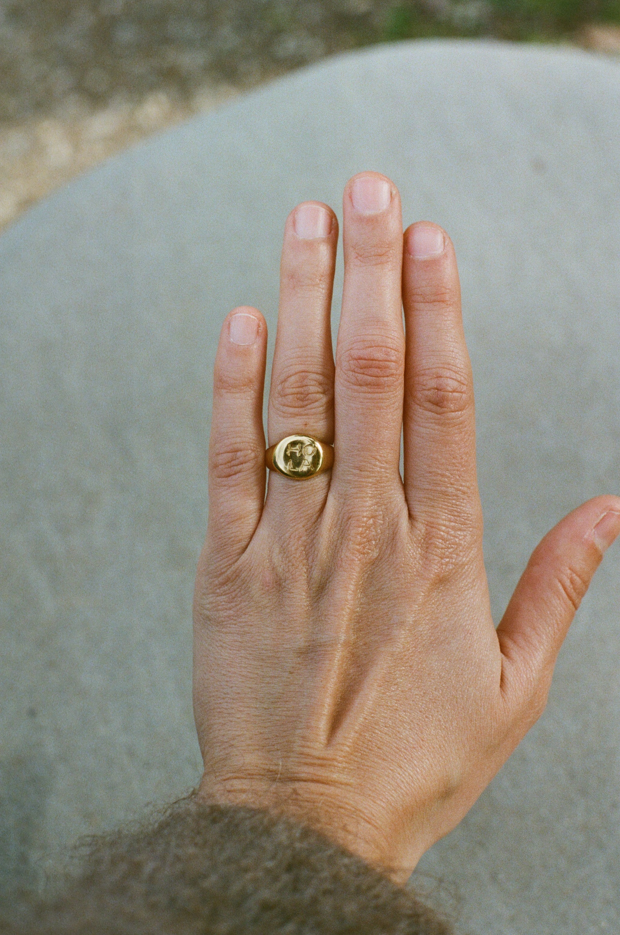 Anillo sello HOLA signet dorado, hecho a mano en plata de ley chapada en oro