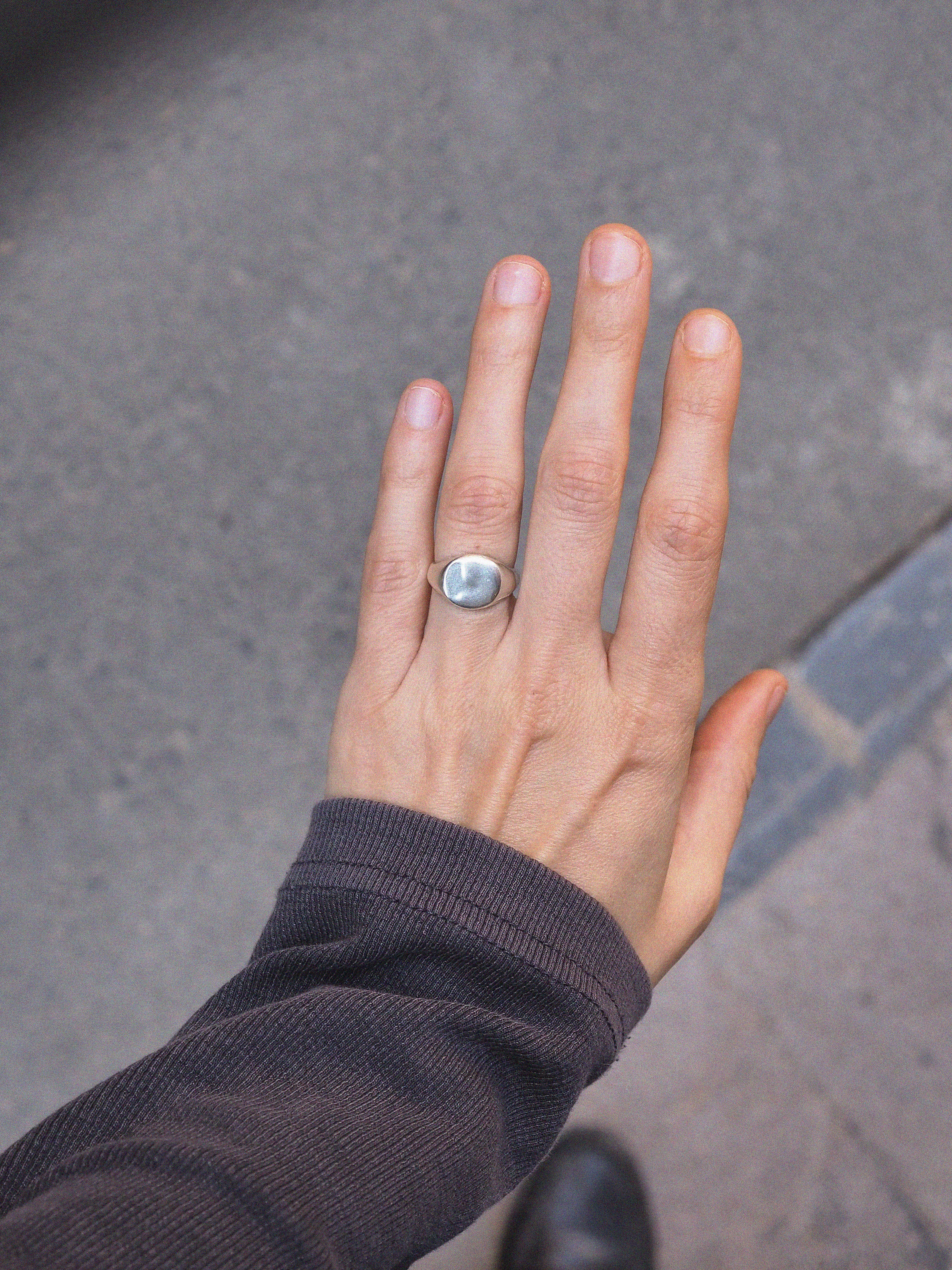 Anillo sello en plata Melted Signet O, hecho a mano en València
