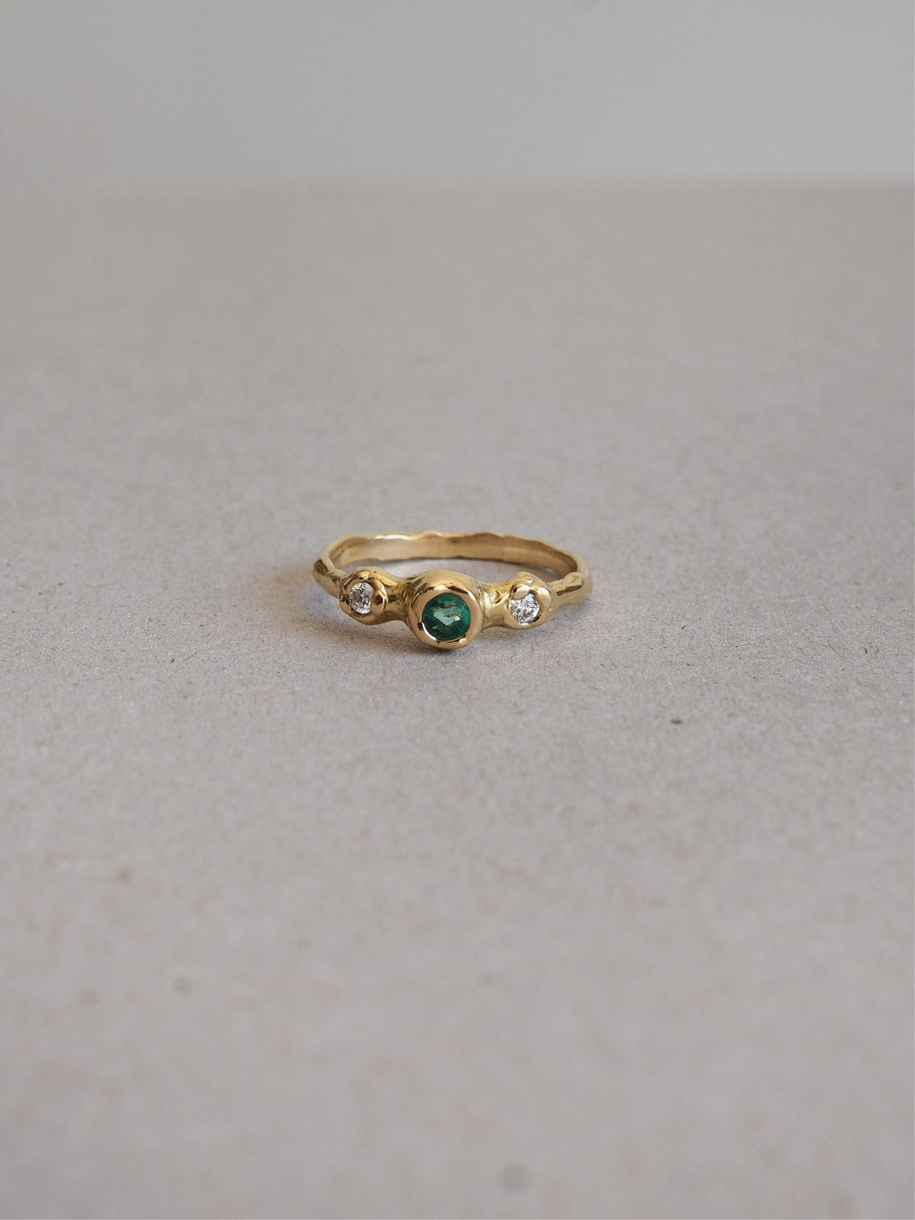 Anillo de compromiso de oro hecho a mano en nuestro taller de Valencia