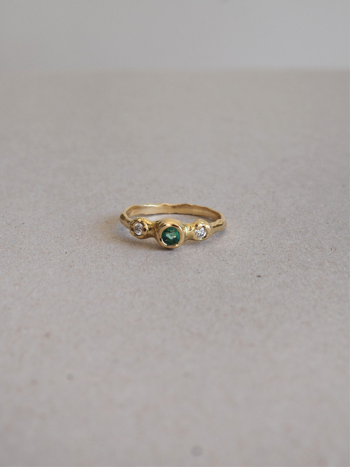Anillo de compromiso de oro hecho a mano en nuestro taller de Valencia