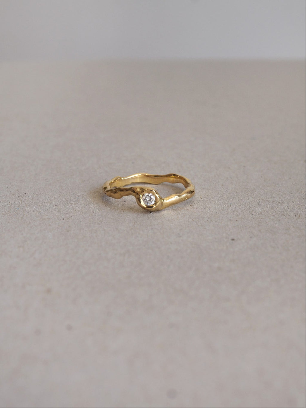Anillo de compromiso de oro hecho a mano en nuestro taller de Valencia