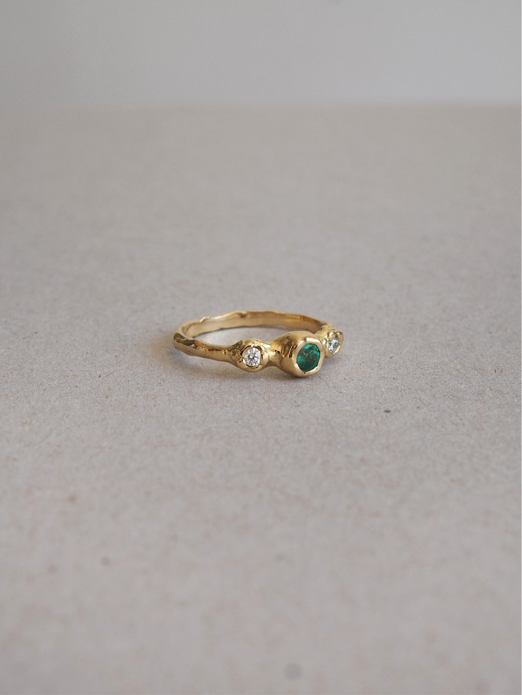Anillo de compromiso de oro hecho a mano en nuestro taller de Valencia