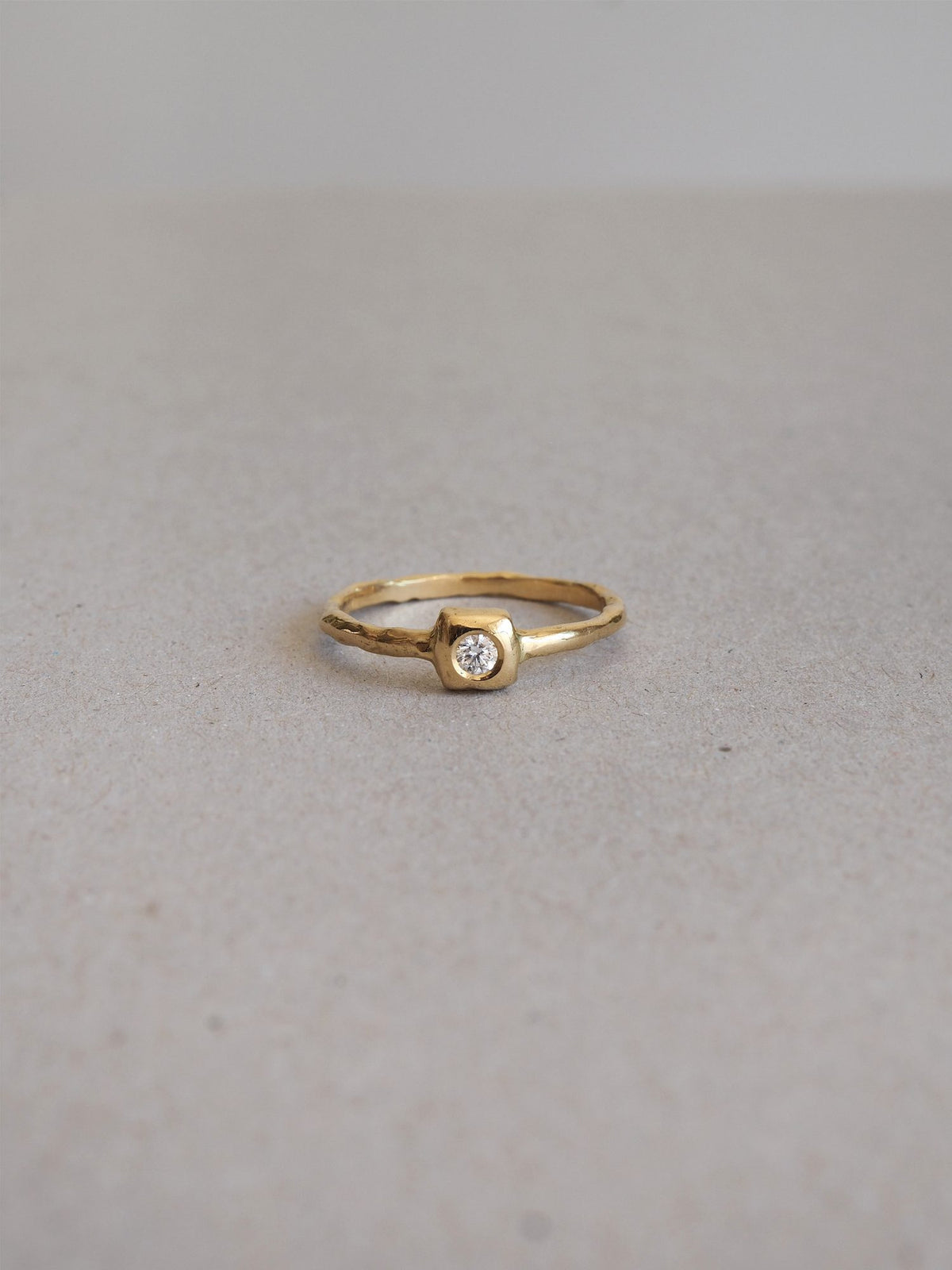 Anillo de compromiso de oro hecho a mano en nuestro taller de Valencia