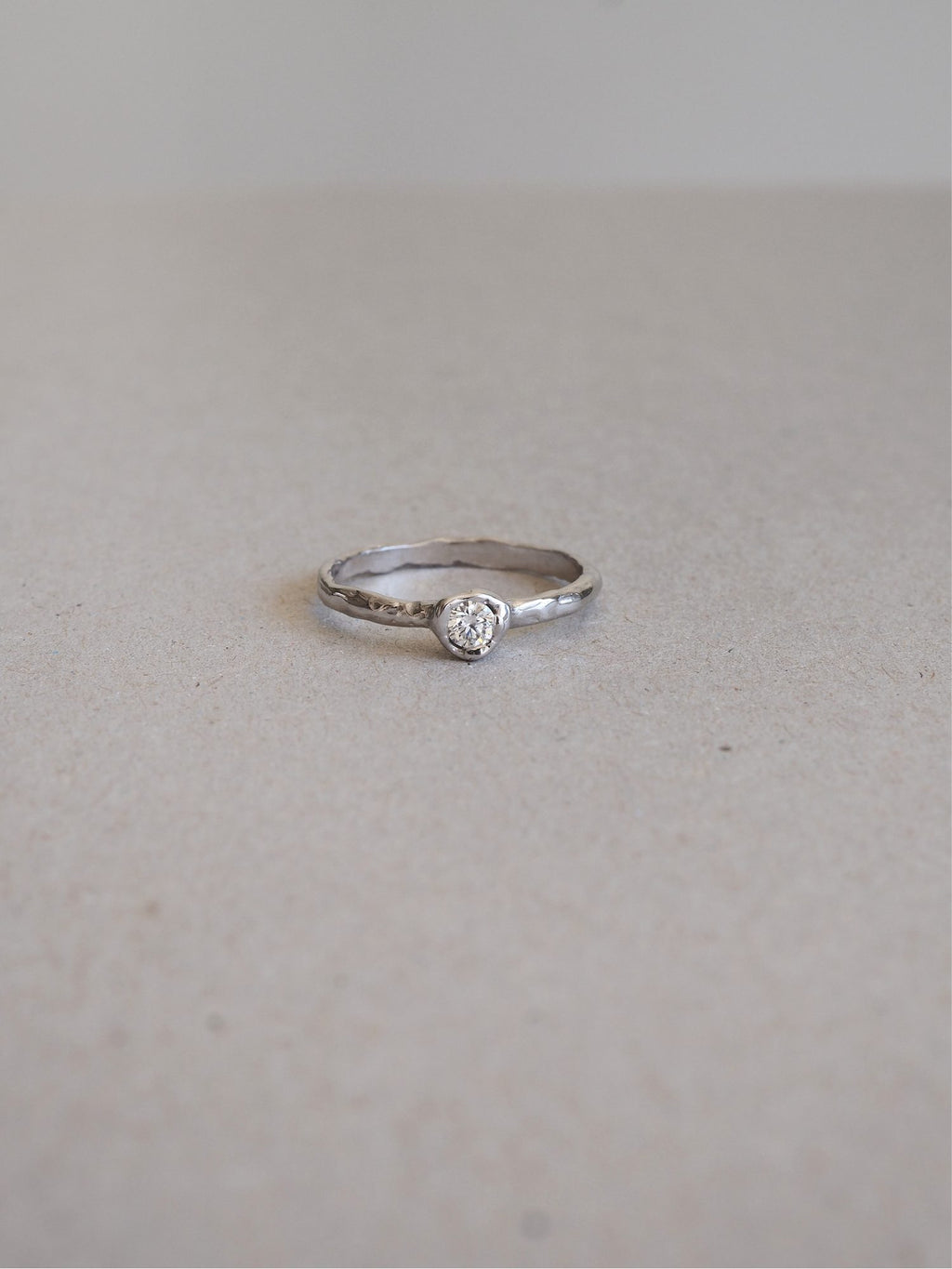 Anillo de compromiso de oro hecho a mano en nuestro taller de Valencia