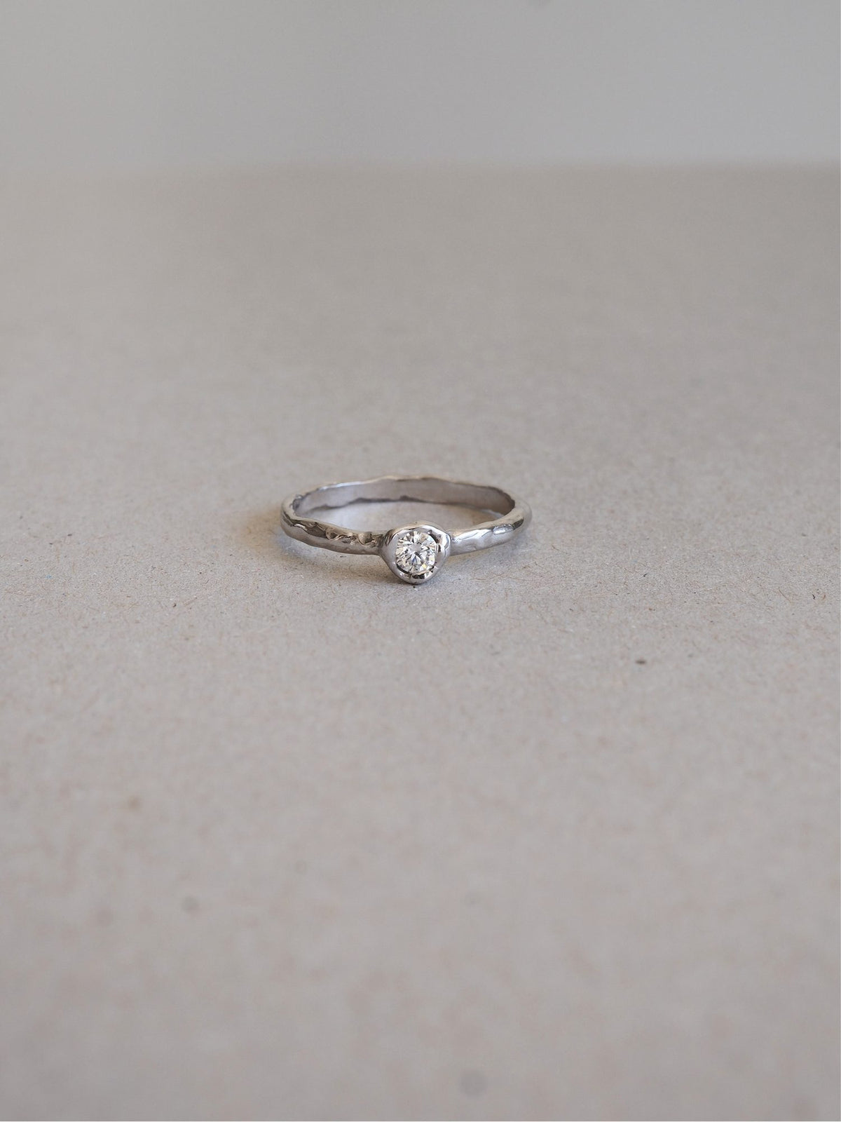 Anillo de compromiso de oro hecho a mano en nuestro taller de Valencia
