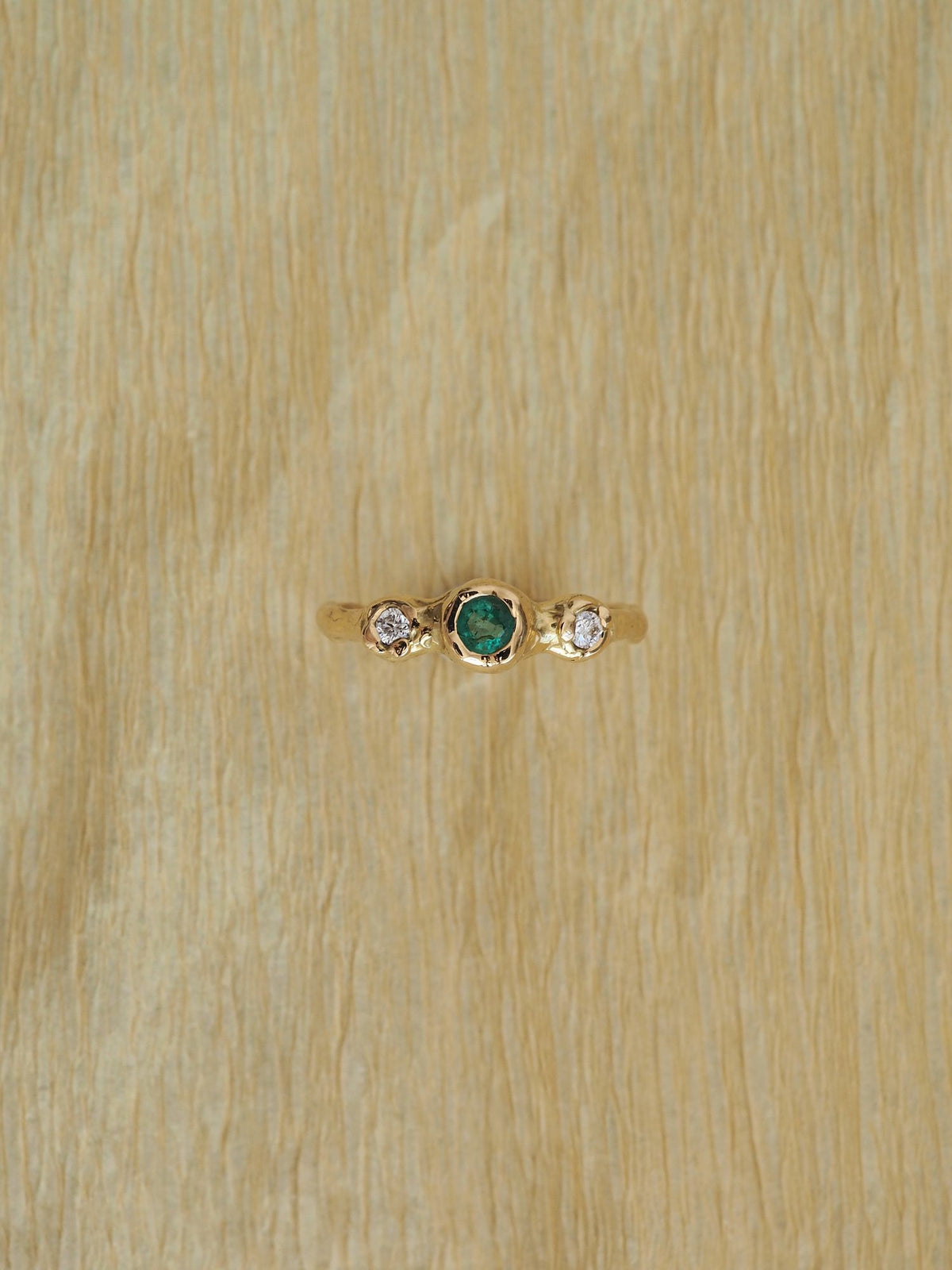 Anillo de compromiso de oro hecho a mano en nuestro taller de Valencia