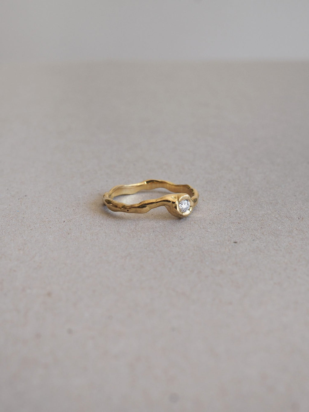 Anillo de compromiso de oro hecho a mano en nuestro taller de Valencia