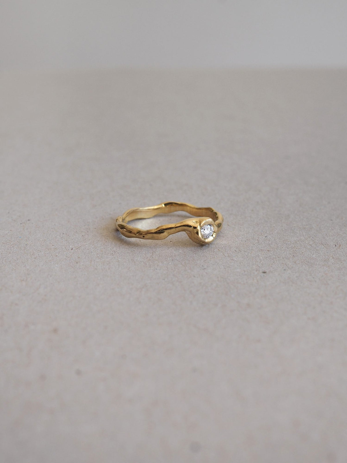 Anillo de compromiso de oro hecho a mano en nuestro taller de Valencia