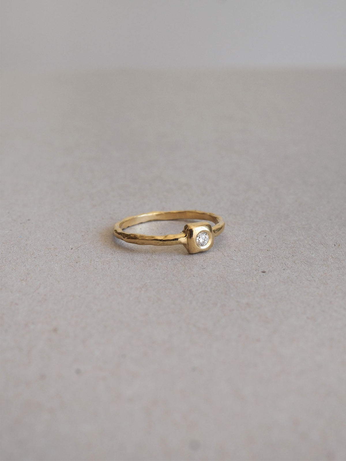 Anillo de compromiso de oro hecho a mano en nuestro taller de Valencia