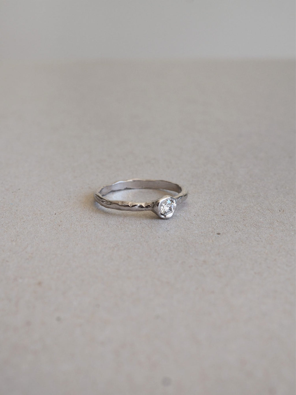 Anillo de compromiso de oro hecho a mano en nuestro taller de Valencia