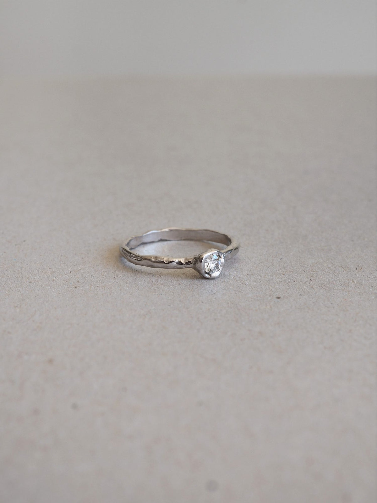 Anillo de compromiso de oro hecho a mano en nuestro taller de Valencia