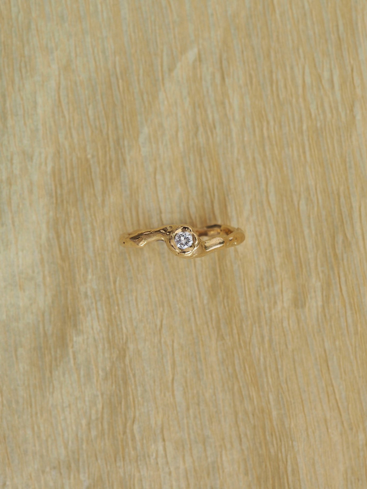 Anillo de compromiso de oro hecho a mano en nuestro taller de Valencia
