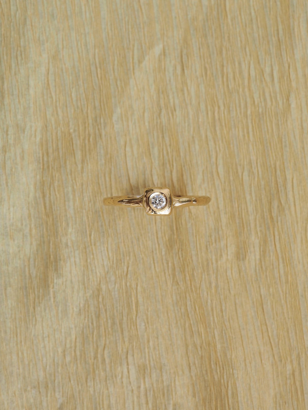 Anillo de compromiso de oro hecho a mano en nuestro taller de Valencia