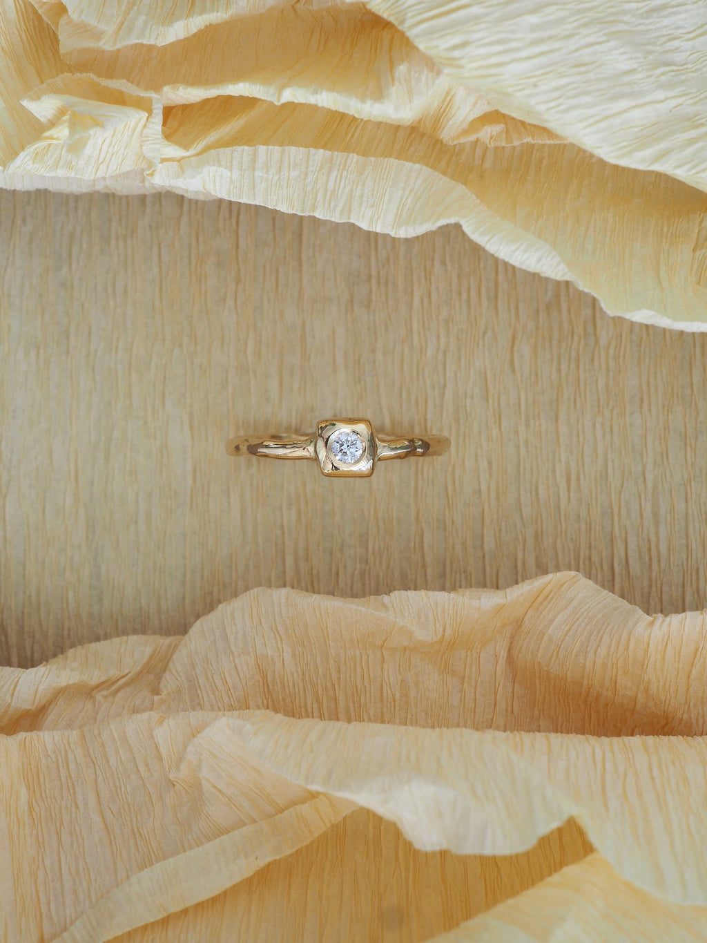 Anillo de compromiso de oro hecho a mano en nuestro taller de Valencia