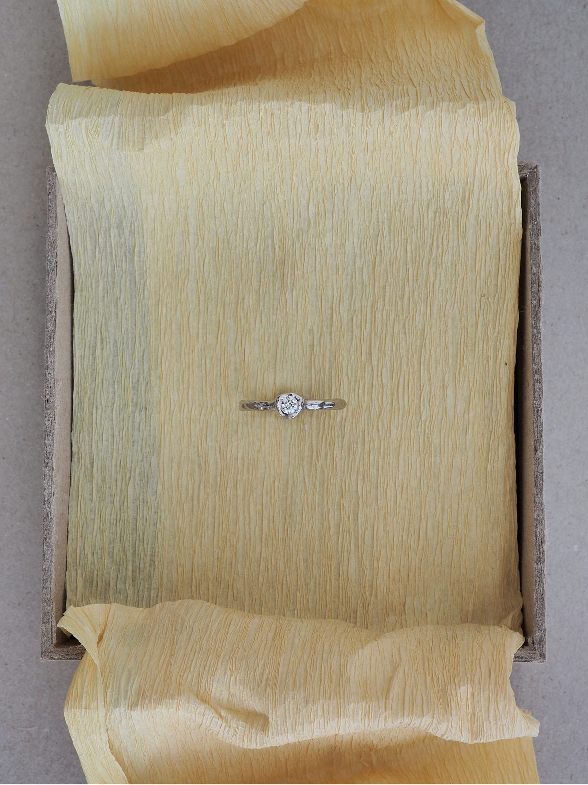 Anillo de compromiso de oro hecho a mano en nuestro taller de Valencia