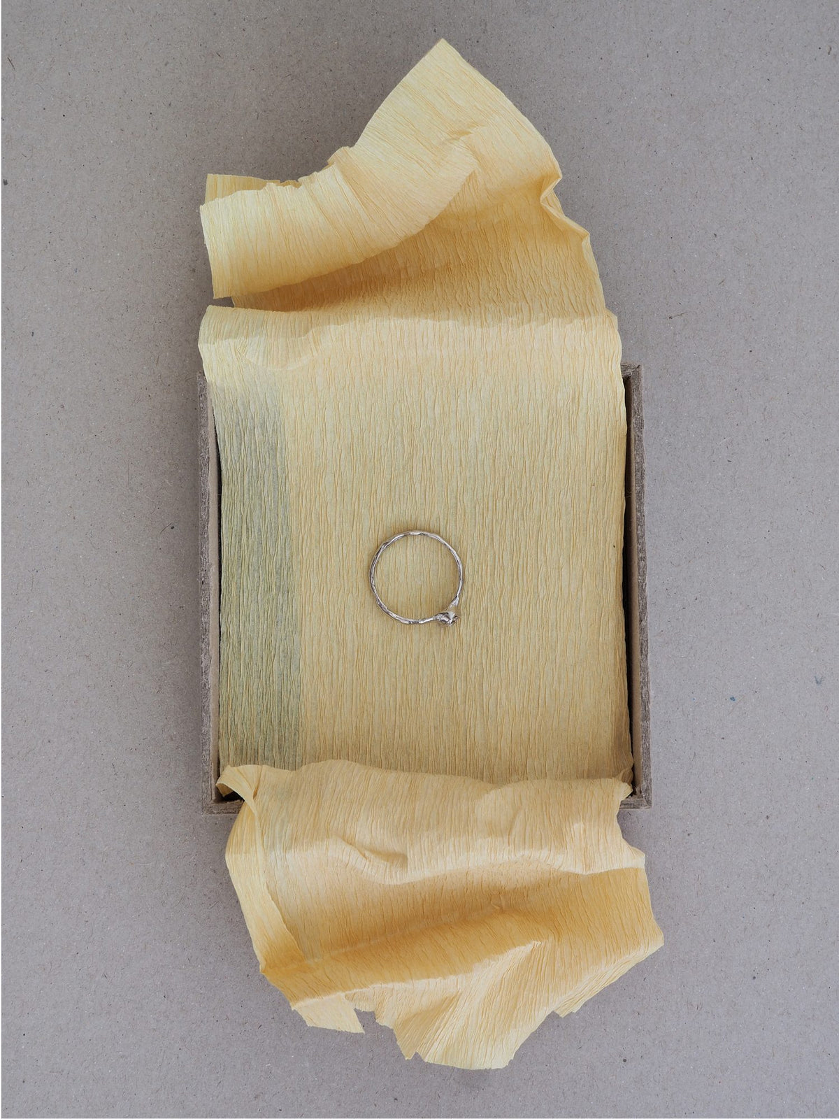 Anillo de compromiso de oro hecho a mano en nuestro taller de Valencia