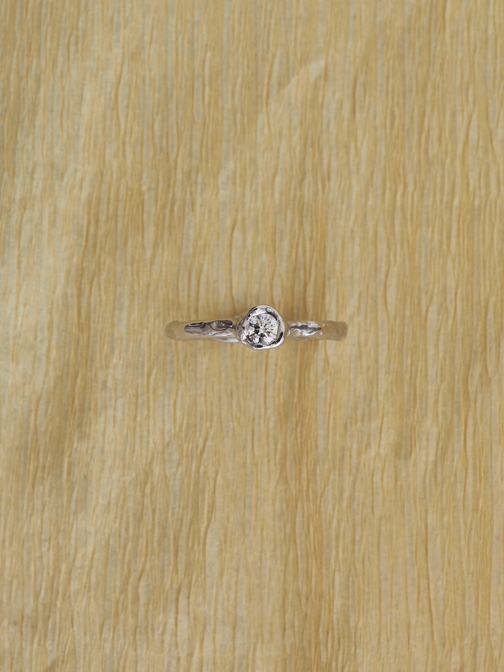 Anillo de compromiso de oro hecho a mano en nuestro taller de Valencia