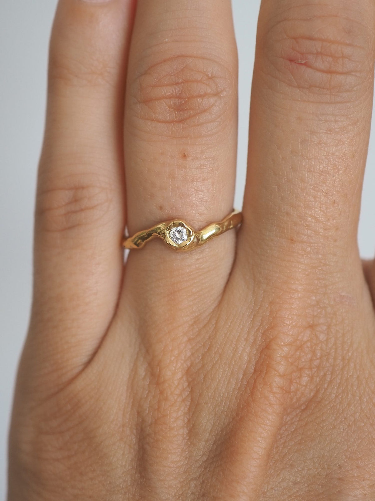 Anillo de compromiso de oro hecho a mano en nuestro taller de Valencia