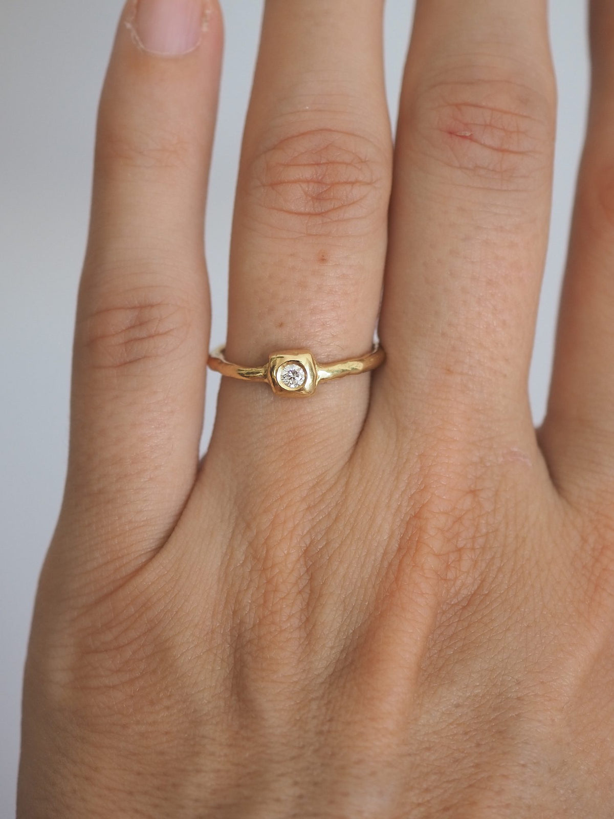 Anillo de compromiso de oro hecho a mano en nuestro taller de Valencia