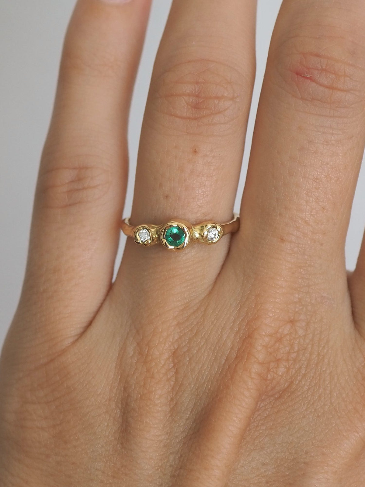 Anillo de compromiso de oro hecho a mano en nuestro taller de Valencia