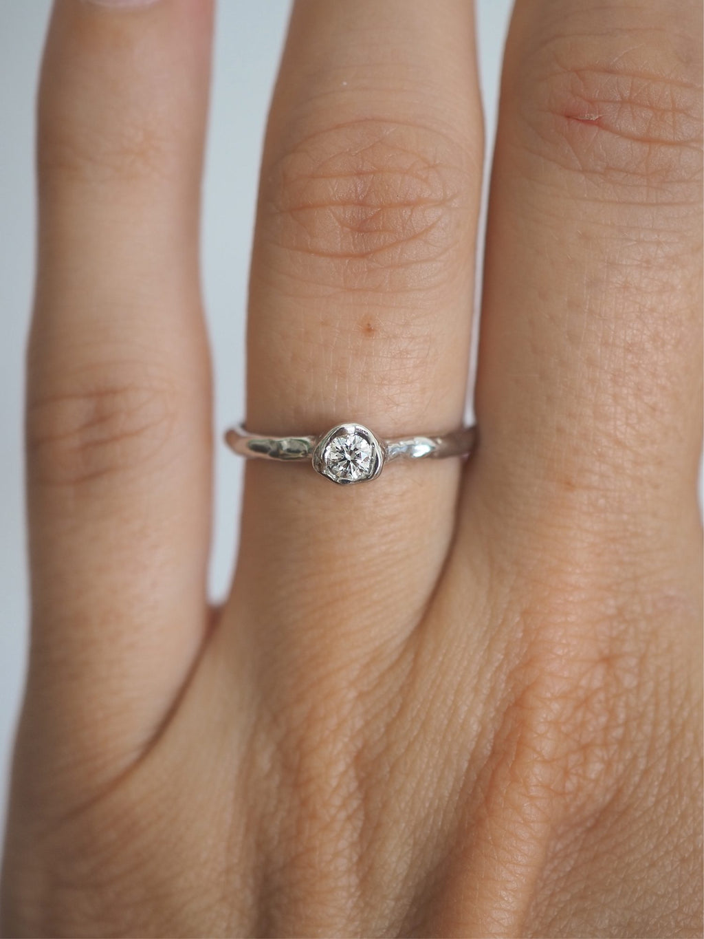 Anillo de compromiso de oro hecho a mano en nuestro taller de Valencia