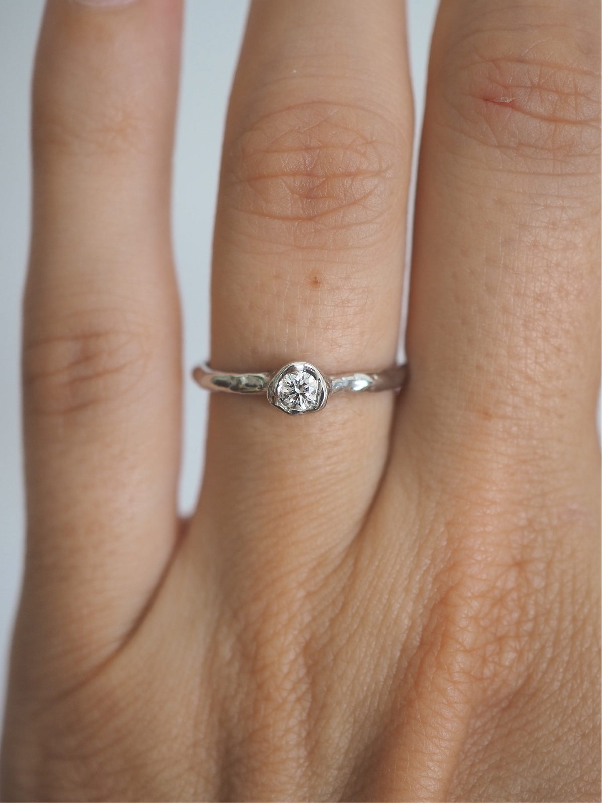 Anillo de compromiso de oro hecho a mano en nuestro taller de Valencia