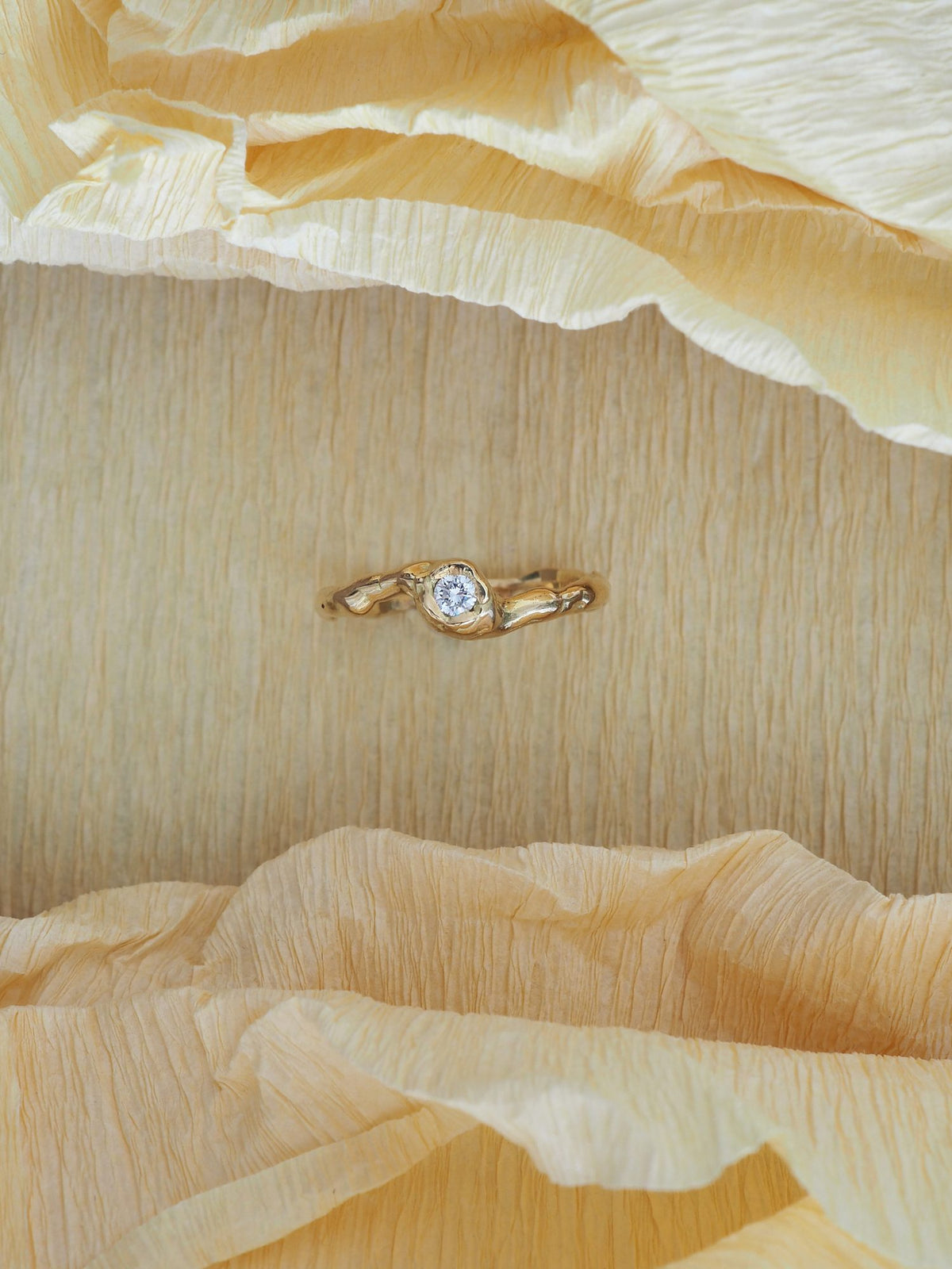 Anillo de compromiso de oro hecho a mano en nuestro taller de Valencia