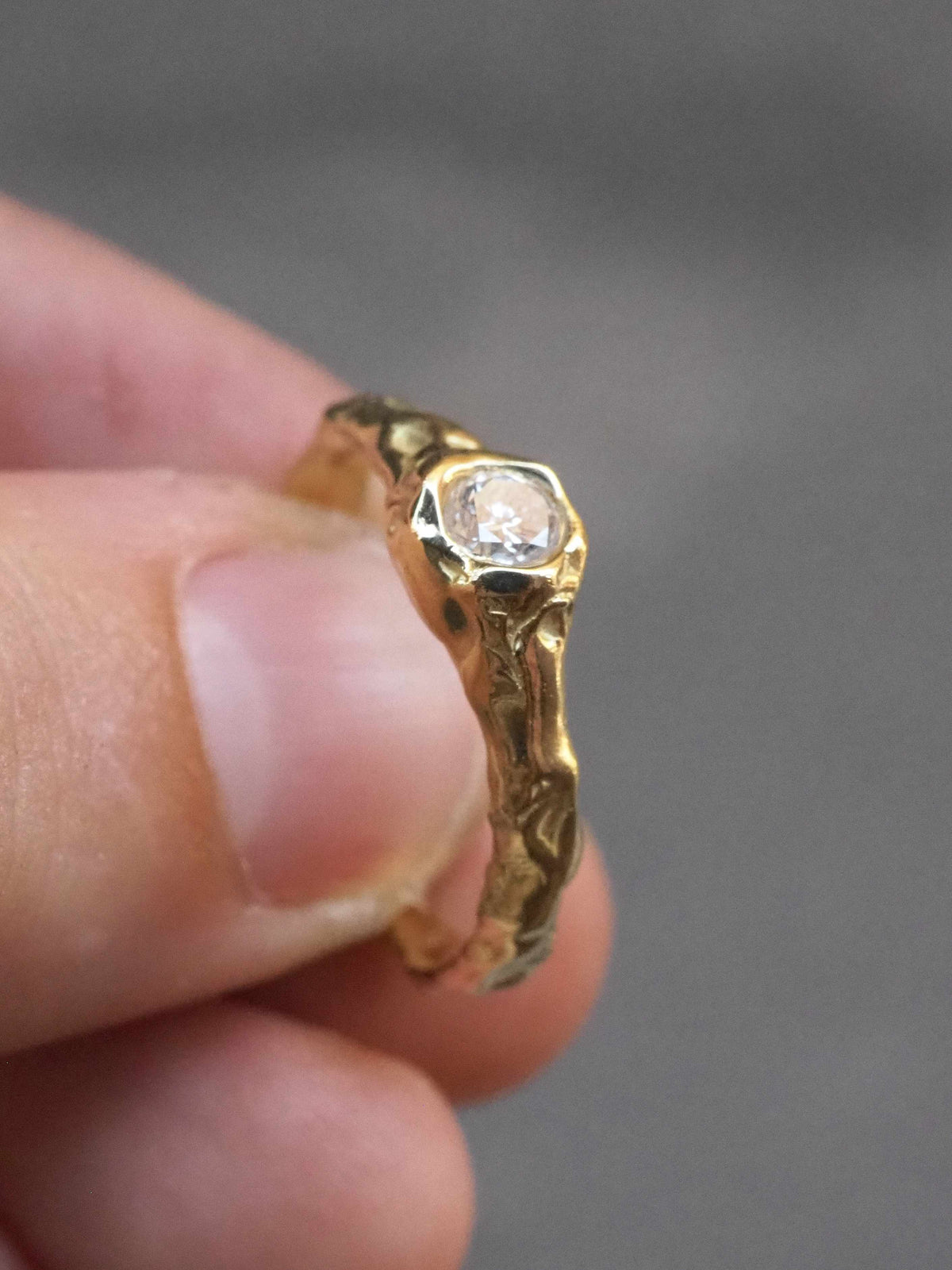 Anillo de pedida hecho a mano en nuestro taller de Valencia