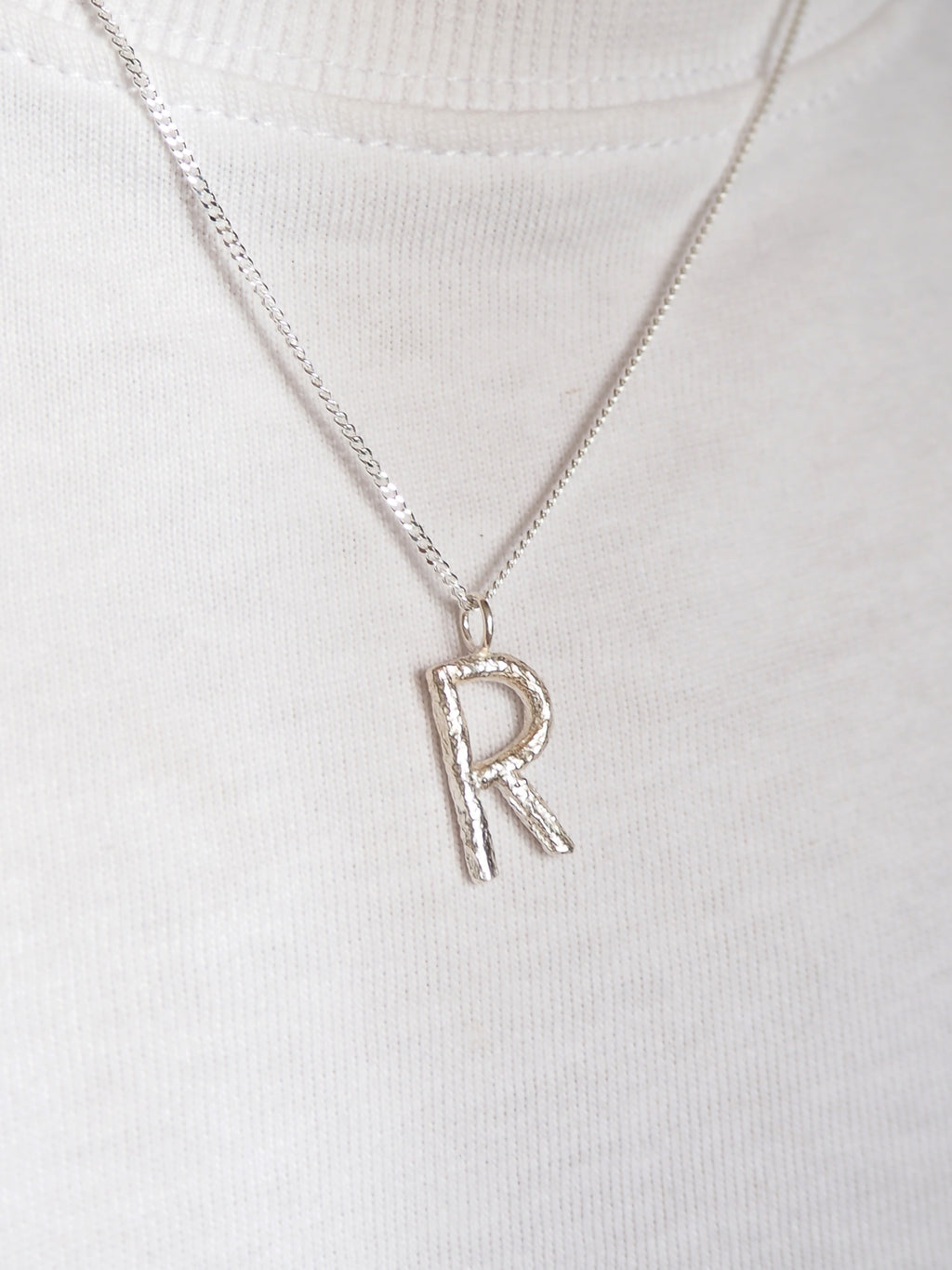 Collar con iniciales Las Letras, hecho con plata de ley a mano en Valencia