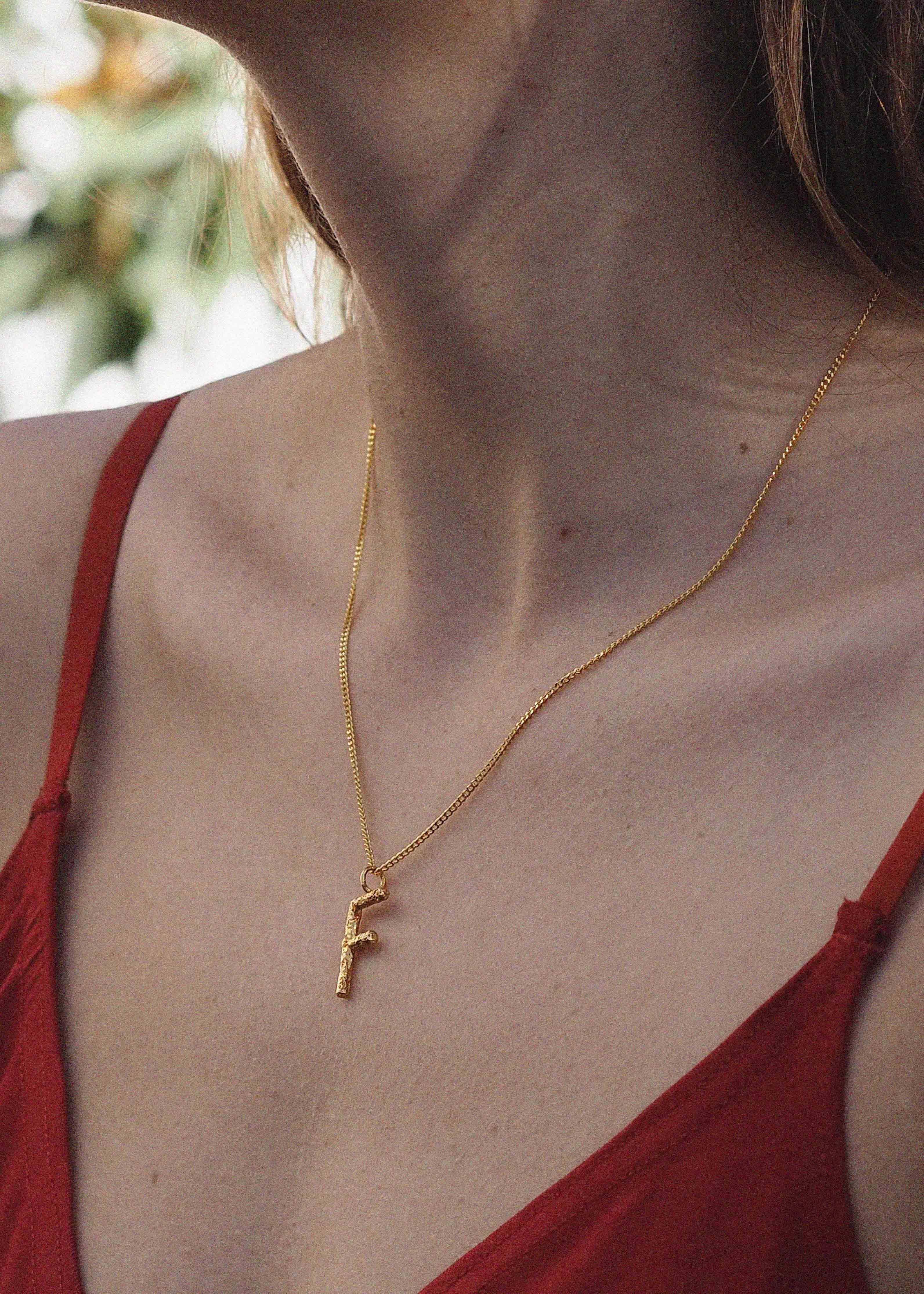 Collar con iniciales Las Letras, hecho con plata de ley en Valencia