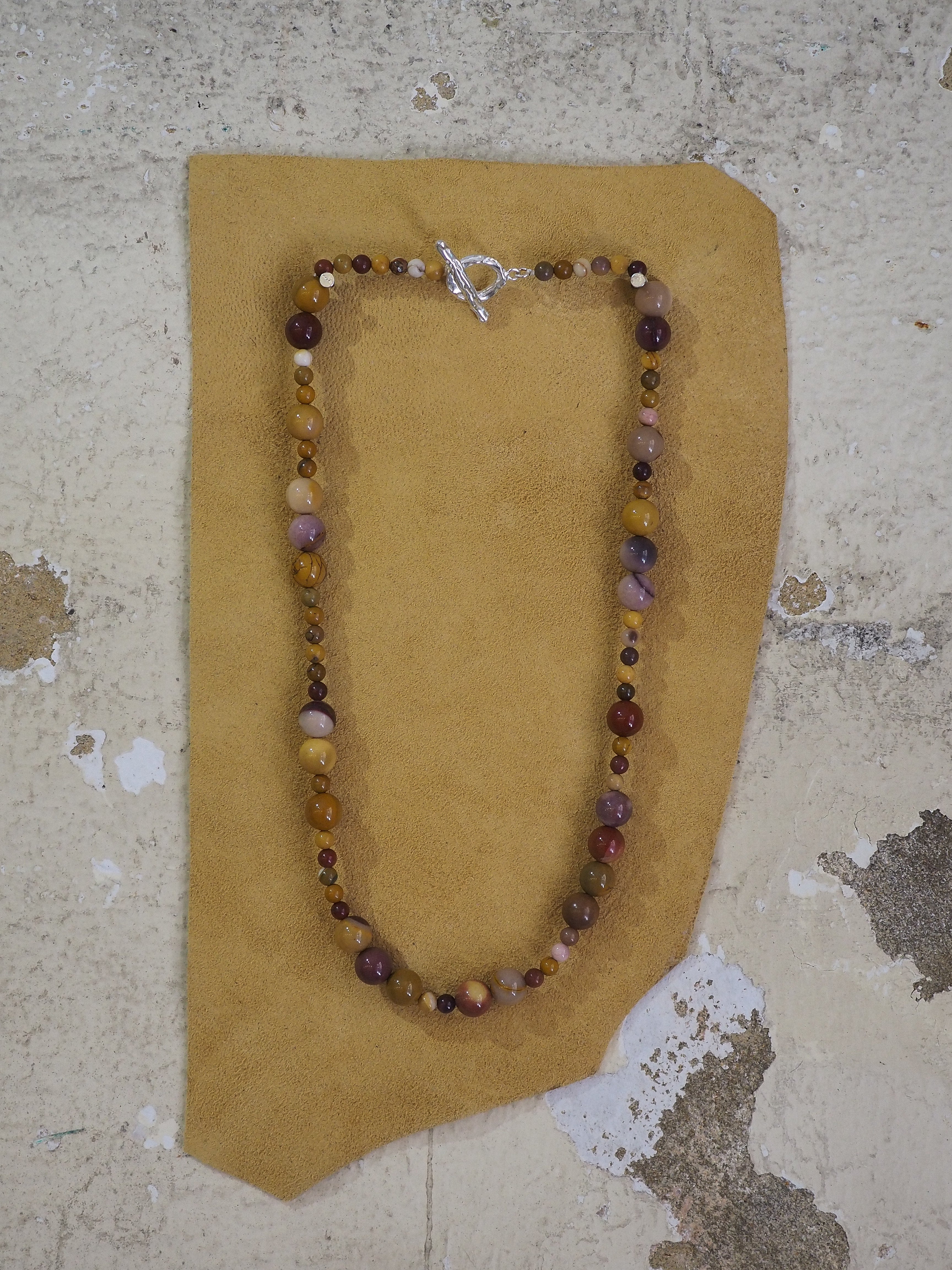 Collar veraniego con piedras naturales, hecho a mano en Valencia
