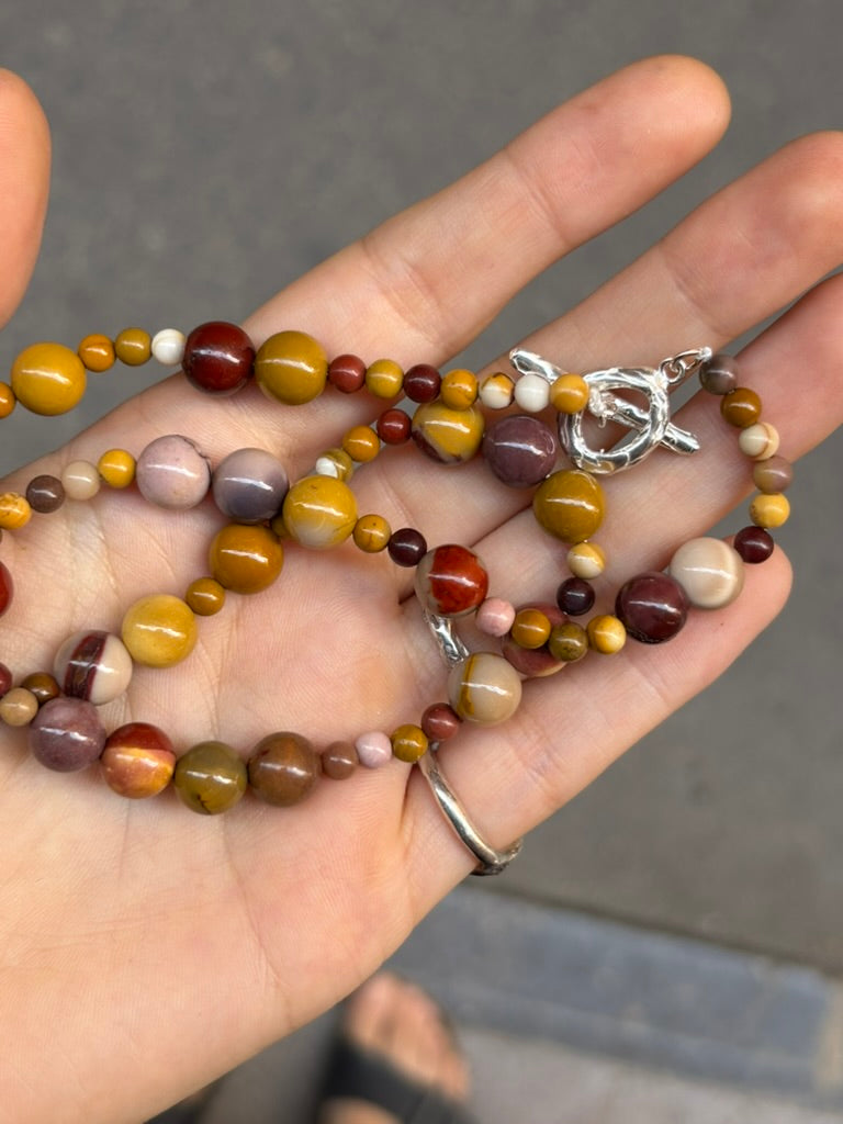 Collar veraniego con piedras naturales, hecho a mano en Valencia