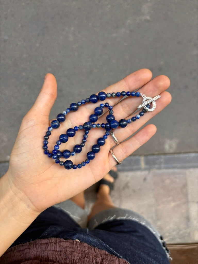 Collar veraniego con piedras naturales, hecho a mano en Valencia