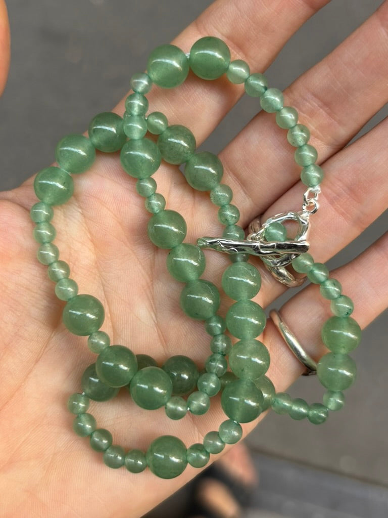 Collar veraniego con piedras naturales, hecho a mano en Valencia
